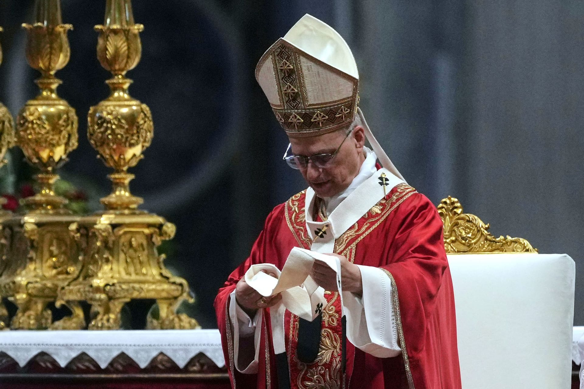 Papst Leo XIV. während der Messe im Petersdom: Mit der Segnung und Auferlegung des Palliums erneuert er eine bedeutende Tradition.