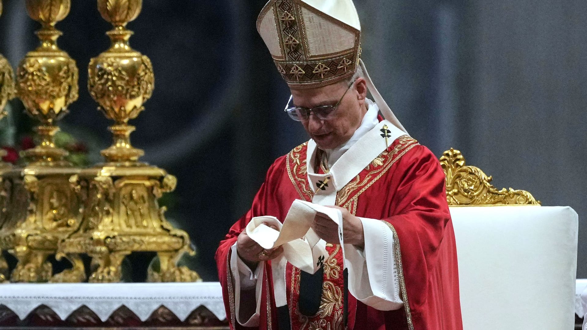 Papst Leo XIV. während der Messe im Petersdom: Mit der Segnung und Auferlegung des Palliums erneuert er eine bedeutende Tradition.