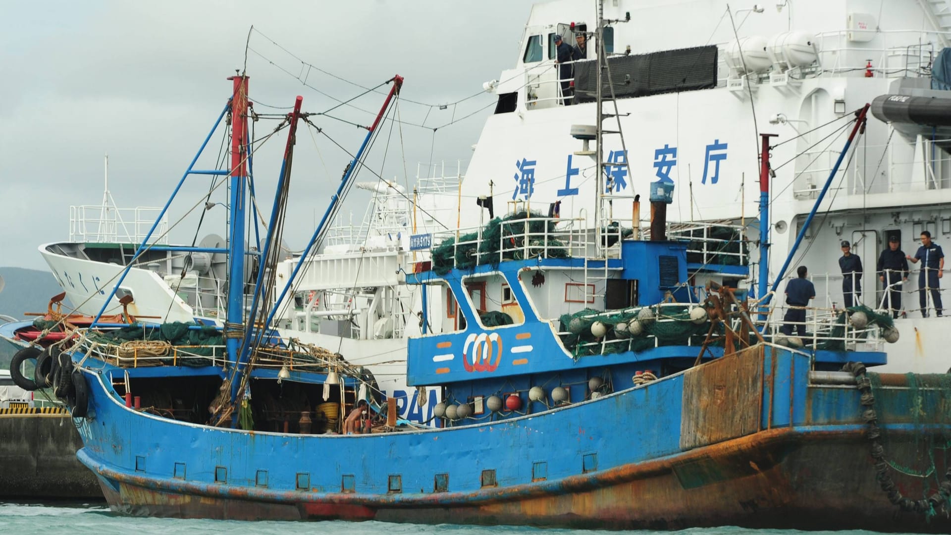 Das chinesische Fischereischiff "Minjinyu 5179" (vorn) liegt am japanischen Hafen von Ishigaki (Archivbild): 2010 führte ein Zwischenfall mit dem Boot zum Stopp von Exporten Seltener Erden nach Japan.