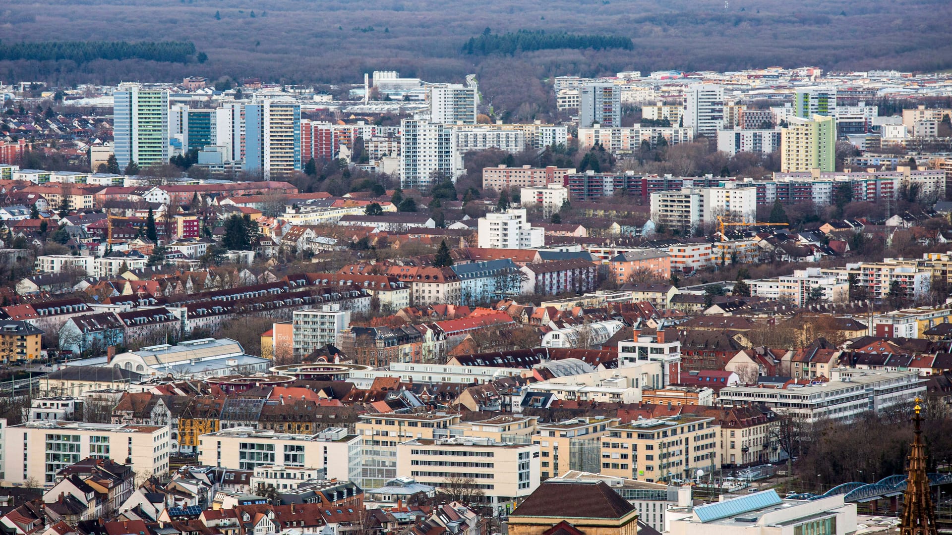 Ein Blick von oben auf die Stadt Freiburg mit der Hochhäusersiedlung im Stadtteil Weingarten.
