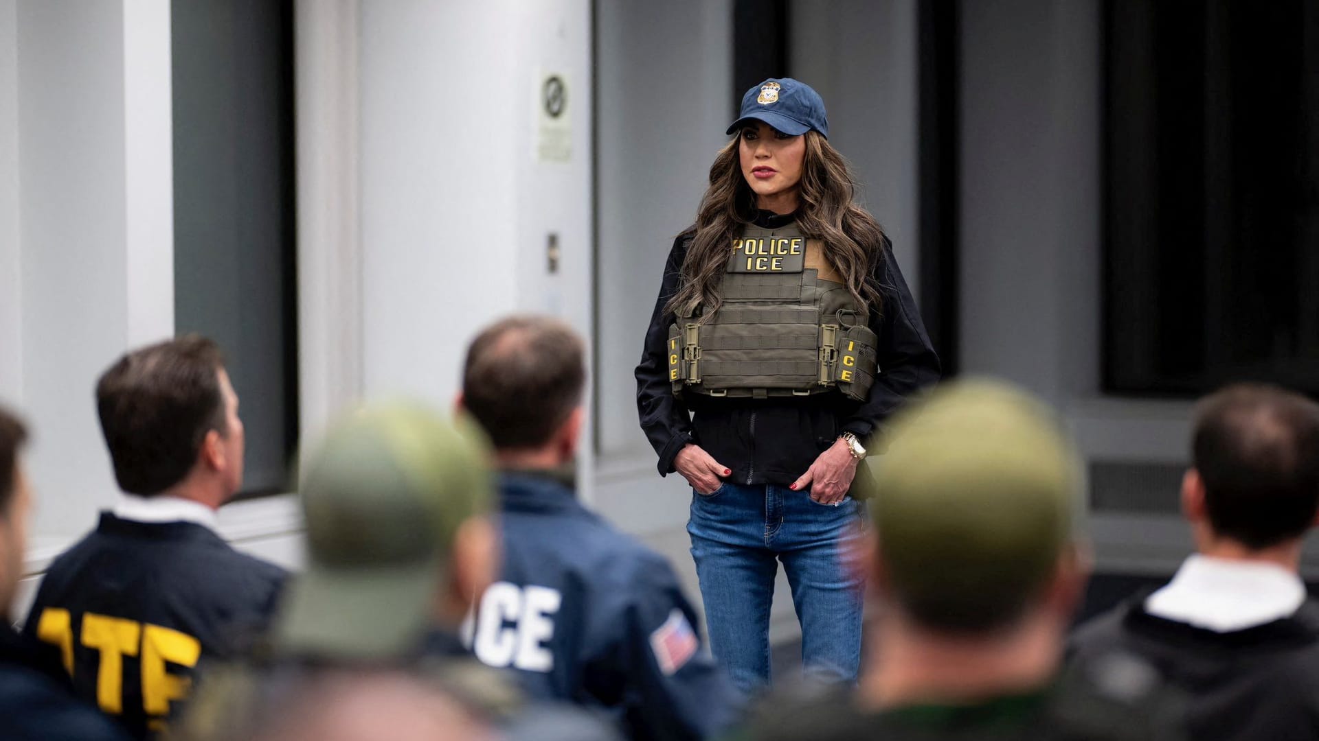 Trumps Ministerin für Innere Sicherheit. Kristi Noem, trägt eine Uniform der Abschiebebehörde ICE (Archivbild)