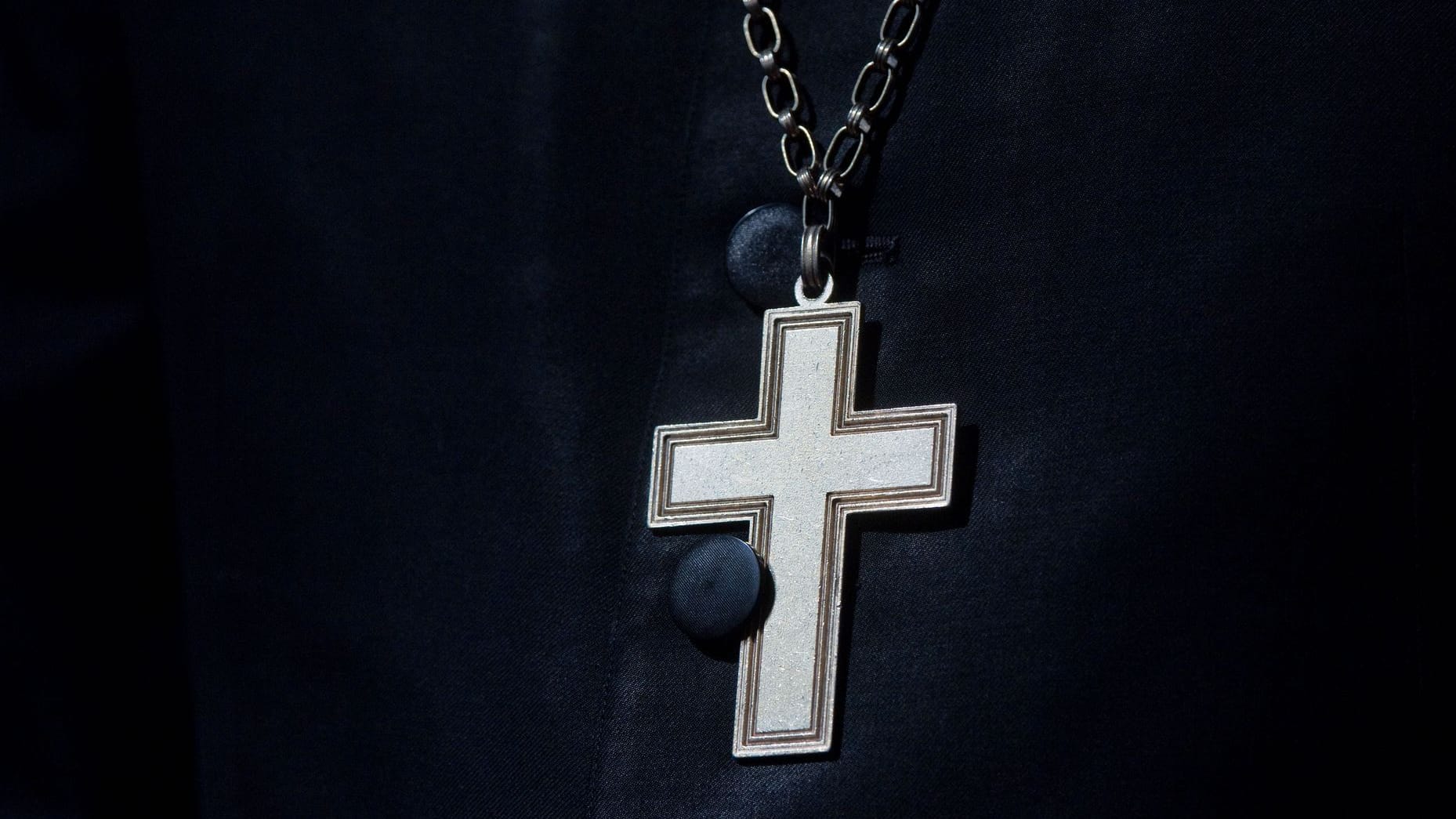 Kreuz an Kette (Symbolfoto): Noch sind viele Details zum Fall unbekannt. Kreuz an Kette (Symbolfoto): Noch sind viele Details zum Fall unbekannt.