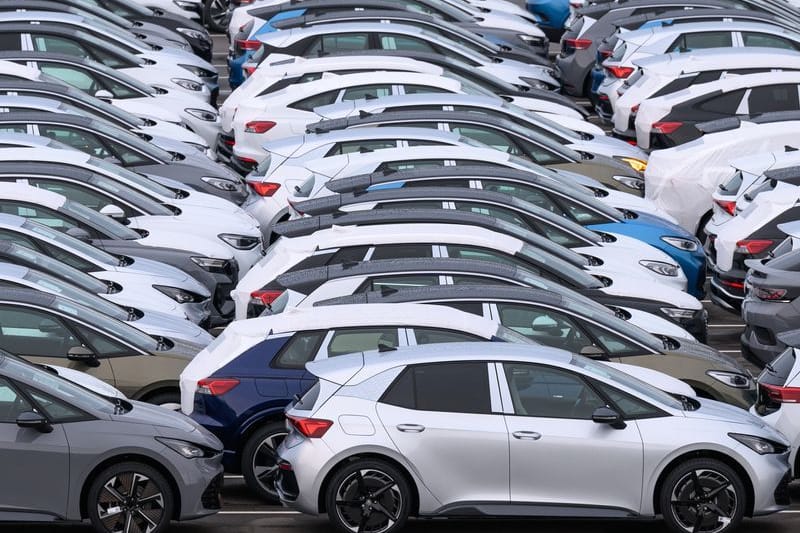 Neuwagen stehen zur Auslieferung auf einem Parkplatz auf dem Werksgelände von Volkswagen in Zwickau (Symbolbild): Die ostdeutsche Wirtschaft erholt sich nach Einschätzung des Dresdner Ifo-Instituts langsam.