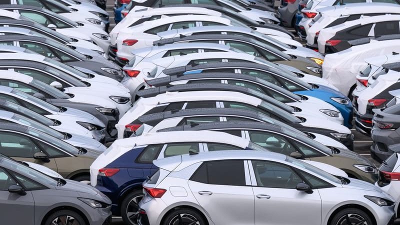 Neuwagen stehen zur Auslieferung auf einem Parkplatz auf dem Werksgelände von Volkswagen in Zwickau (Symbolbild): Die ostdeutsche Wirtschaft erholt sich nach Einschätzung des Dresdner Ifo-Instituts langsam.