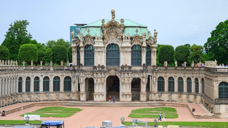 Der Innenhof des berühmten Dresdner Zwingers, einem der touristischen Hotspots der Elbestadt, soll bis Ende August wieder in alter Schönheit erstrahlen.