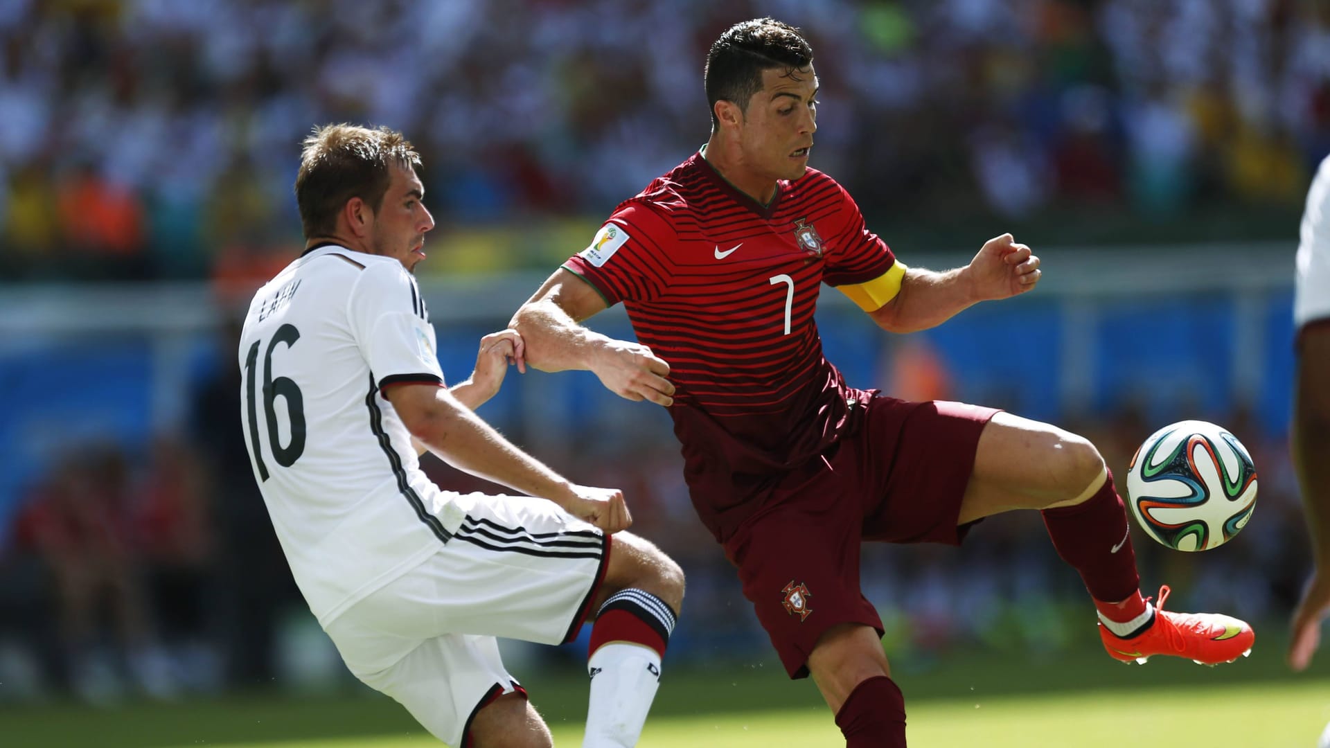 Philipp Lahm (l.) und Cristiano Ronaldo im direkten Duell beim WM-Spiel 2014.