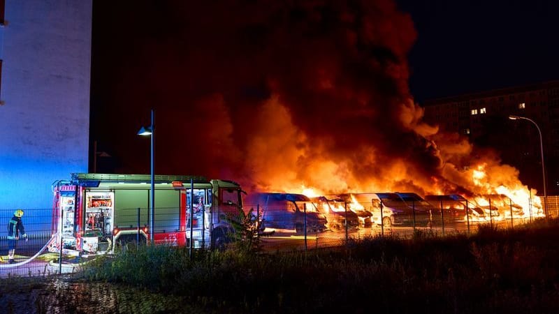 Die Feuerwehr versucht nach einem mutmaßlichen Brandanschlag in Berlin-Lichtenberg brennende Kleintransporter zu löschen. 17 Transporter eines Telekommunikationsunternehmens standen in Flammen. In den Berliner Stadtteilen Britz und Lichtenberg sind insgesamt 36 Transporter in Brand geraten. Weshalb es zu den Fahrzeugbränden kam und ob diese in Zusammenhang stehen, ist derzeit noch unklar. Die Feuerwehr versucht nach einem mutmaßlichen Brandanschlag in Berlin-Lichtenberg brennende Kleintransporter zu löschen. 17 Transporter eines Telekommunikationsunternehmens standen in Flammen. In den Berliner Stadtteilen Britz und Lichtenberg sind insgesamt 36 Transporter in Brand geraten. Weshalb es zu den Fahrzeugbränden kam und ob diese in Zusammenhang stehen, ist derzeit noch unklar.