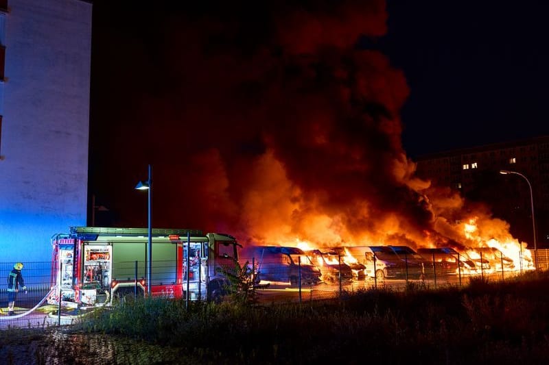 Die Feuerwehr versucht nach einem mutmaßlichen Brandanschlag in Berlin-Lichtenberg brennende Kleintransporter zu löschen. 17 Transporter eines Telekommunikationsunternehmens standen in Flammen. In den Berliner Stadtteilen Britz und Lichtenberg sind insgesamt 36 Transporter in Brand geraten. Weshalb es zu den Fahrzeugbränden kam und ob diese in Zusammenhang stehen, ist derzeit noch unklar.