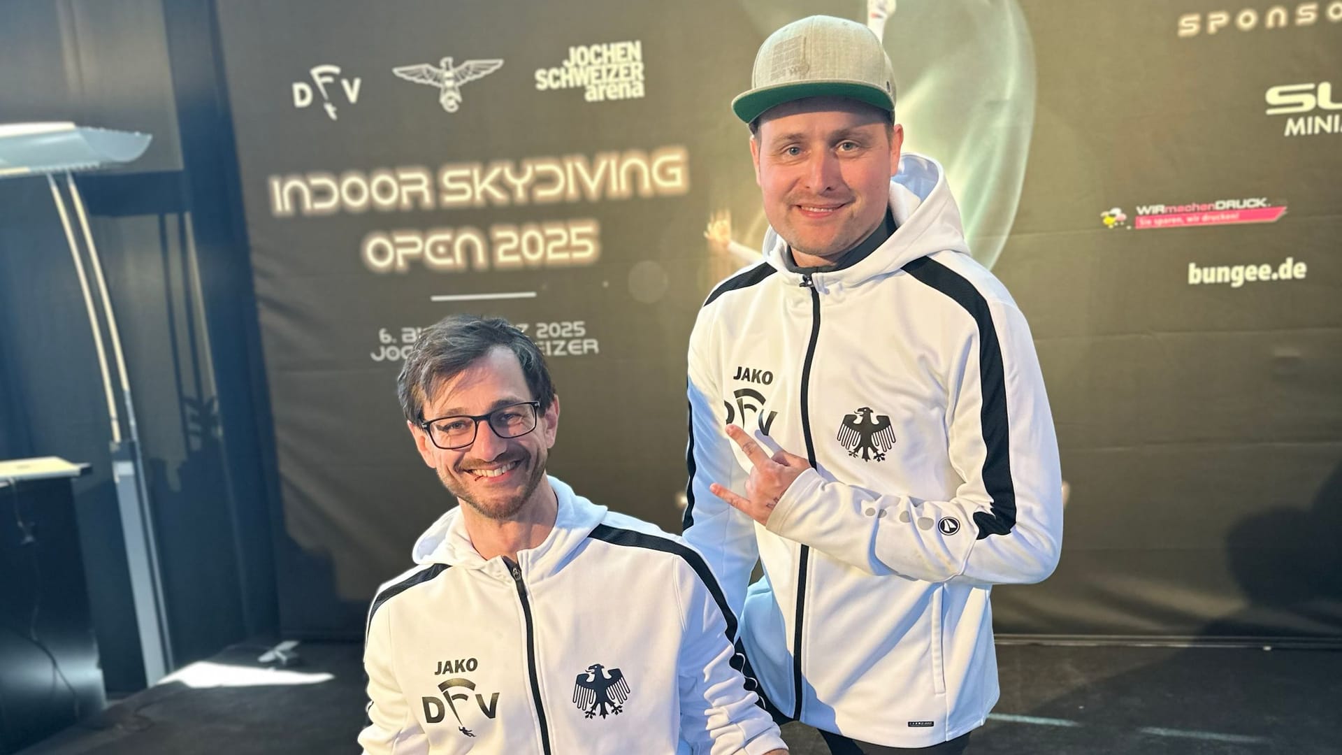 Jörg Schmidtke (r.) und sein Partner Niko Johann: Die beiden sind Kaderathleten im Indoor Para Skydiving der deutschen Nationalmannschaft.