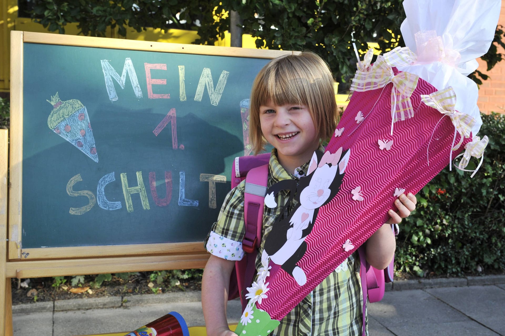 Selbstgemachte Schultüte, neuer Ranzen und Geschenke (Symbolbild): Eltern greifen inzwischen für den Start in die Schulzeit tief in die Tasche.