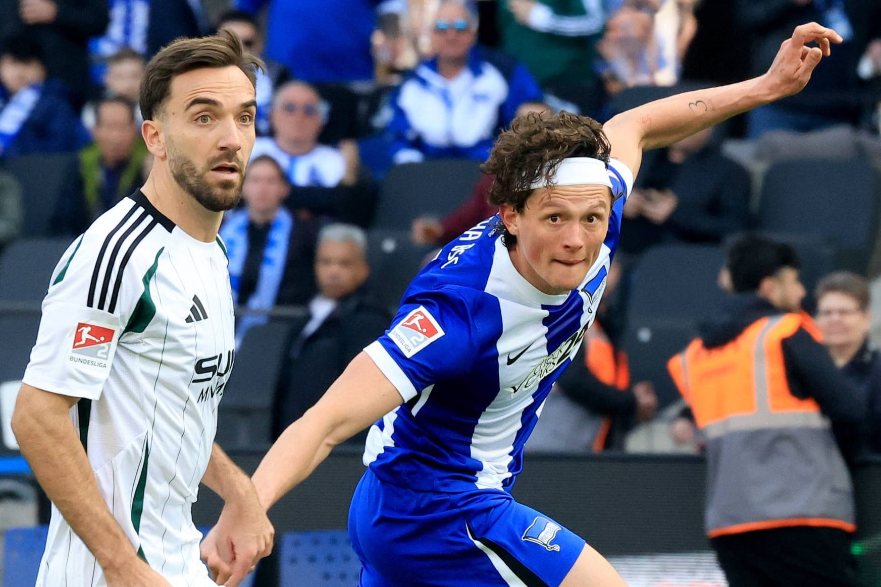 Schalkes Kenan Karaman (l.) und Herthas Fabian Reese: Im August kommt es zum direkten Duell beider Teams.