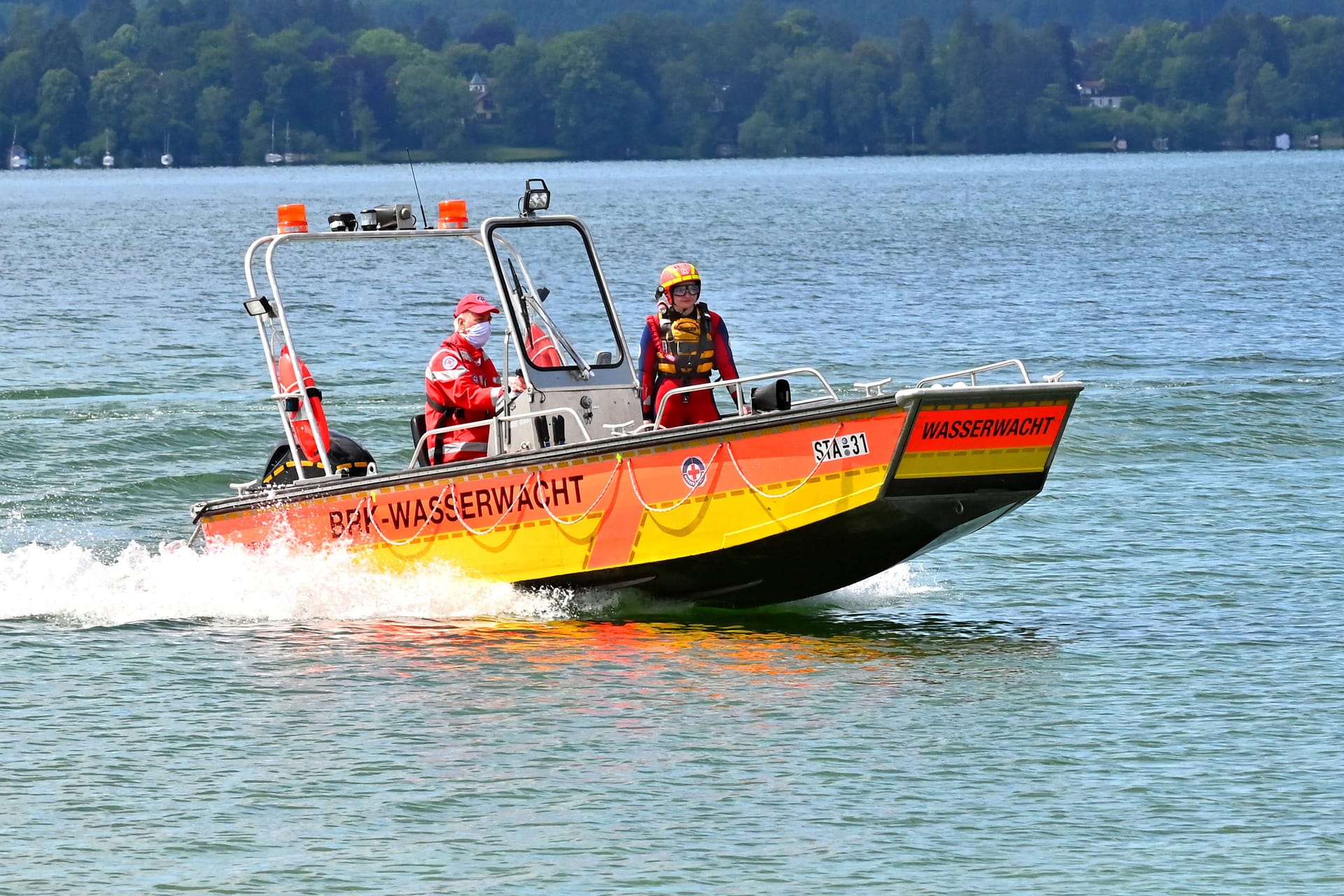 Einsatzkräfte der Wasserwacht am Starnberger See (Archivbild):