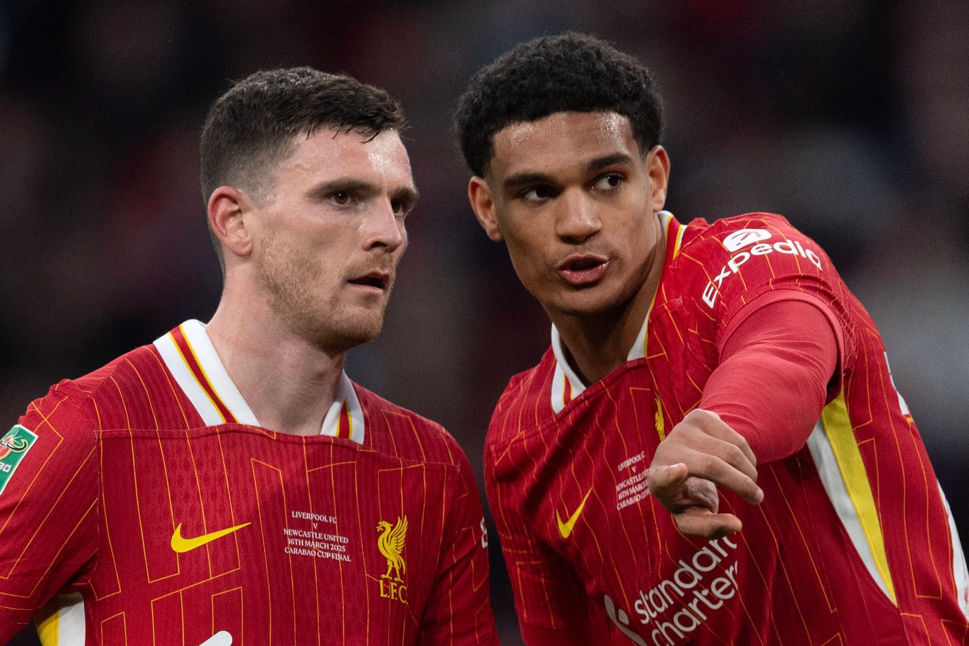 Jarell Quansah (r.) neben Andy Robertson: Er steht seit zwei Jahren bei den "Reds" unter Vertrag.