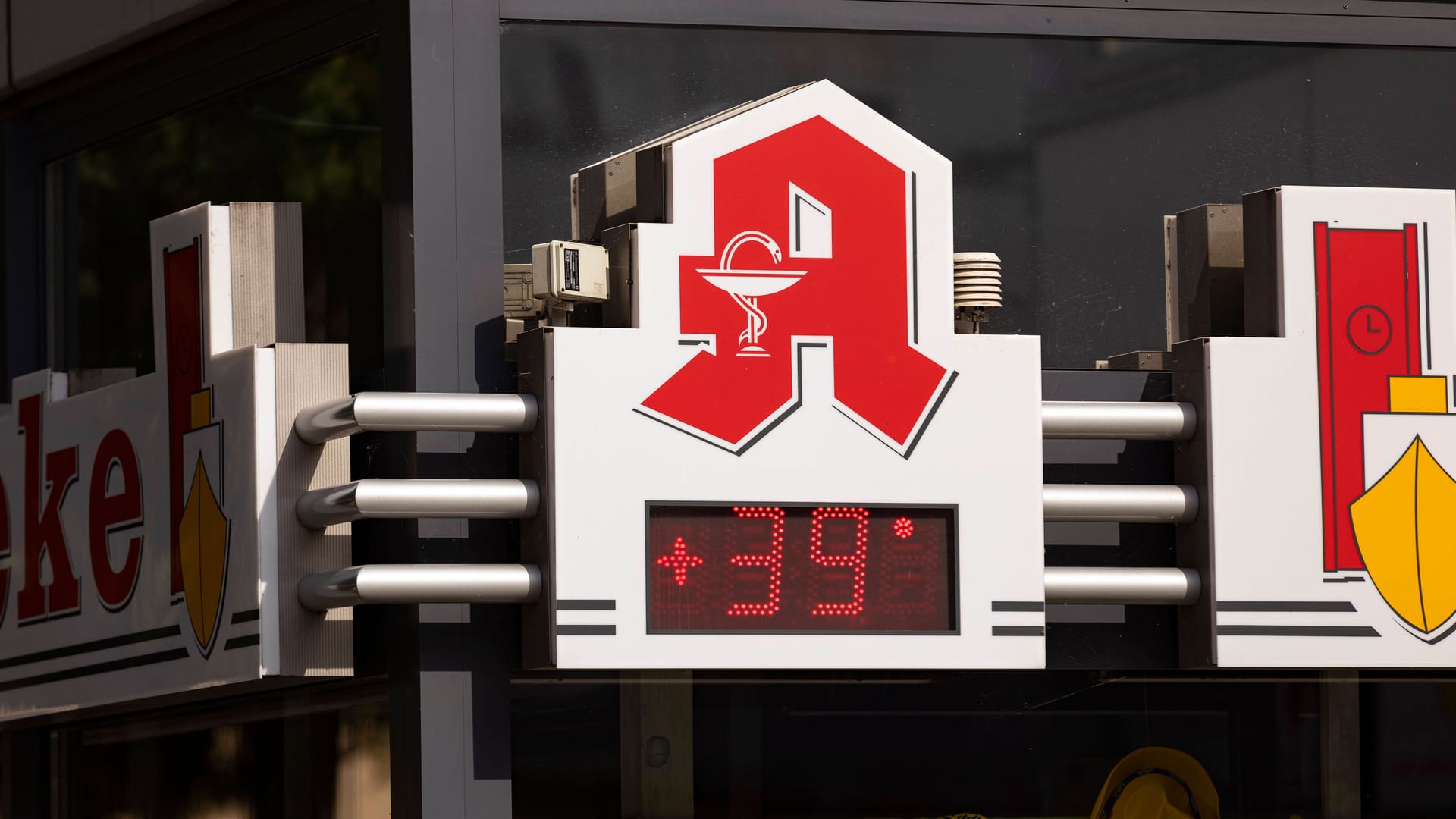 Thermometer an einer Apotheke zeigt 39 Grad (Archivbild): Die Bezirke bieten verschiedene Räumlichkeiten zur Abkühlung im Sommer an. Thermometer an einer Apotheke zeigt 39 Grad (Archivbild): Die Bezirke bieten verschiedene Räumlichkeiten zur Abkühlung im Sommer an.