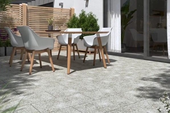 Naturstein sorgt für ein mediterranes Gefühl auf der Terrasse.