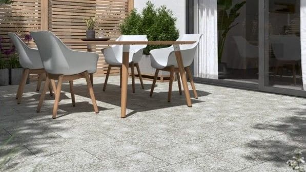Naturstein sorgt für ein mediterranes Gefühl auf der Terrasse.