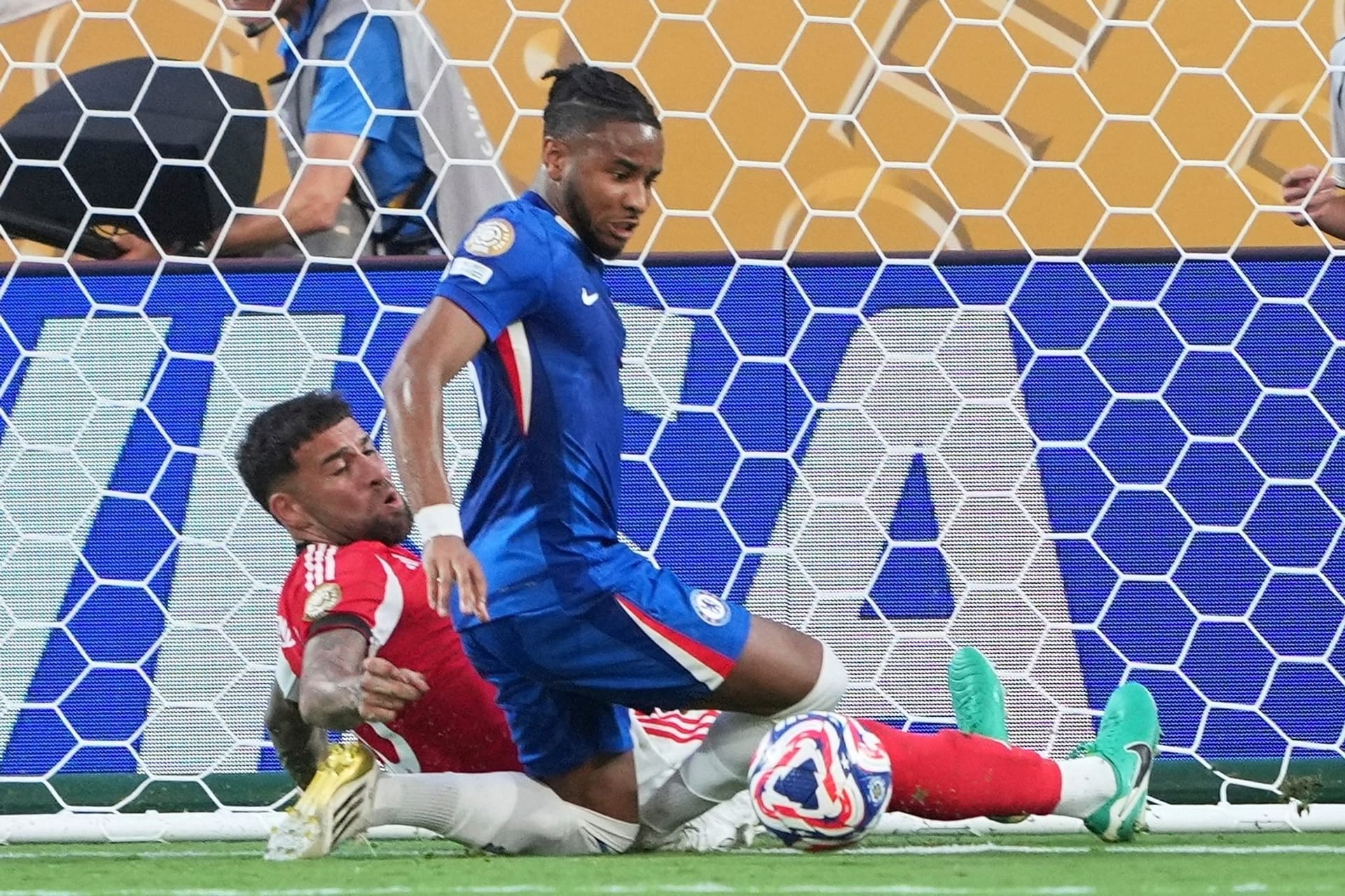 Chelseas Christopher Nkunku erzielt das zweite Tor seiner Mannschaft.