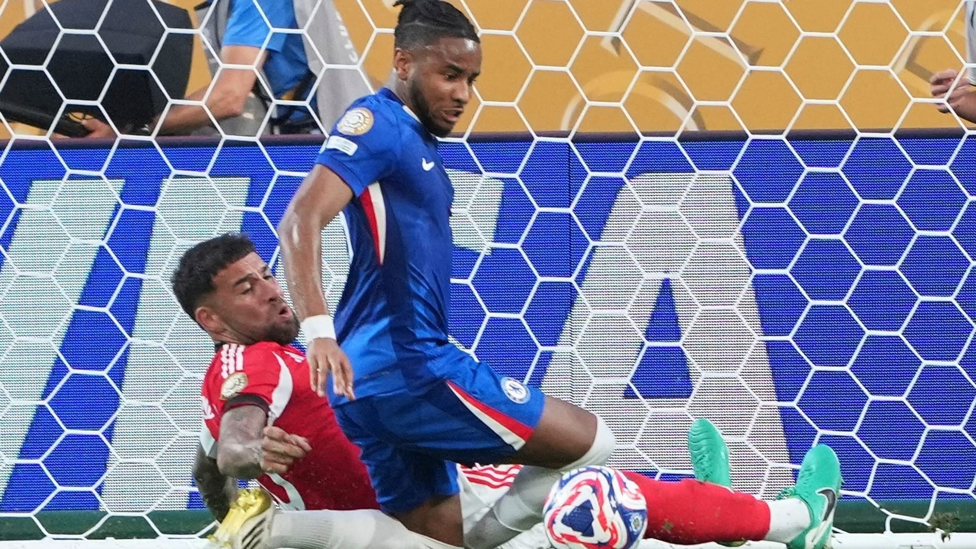 Chelseas Christopher Nkunku erzielt das zweite Tor seiner Mannschaft.