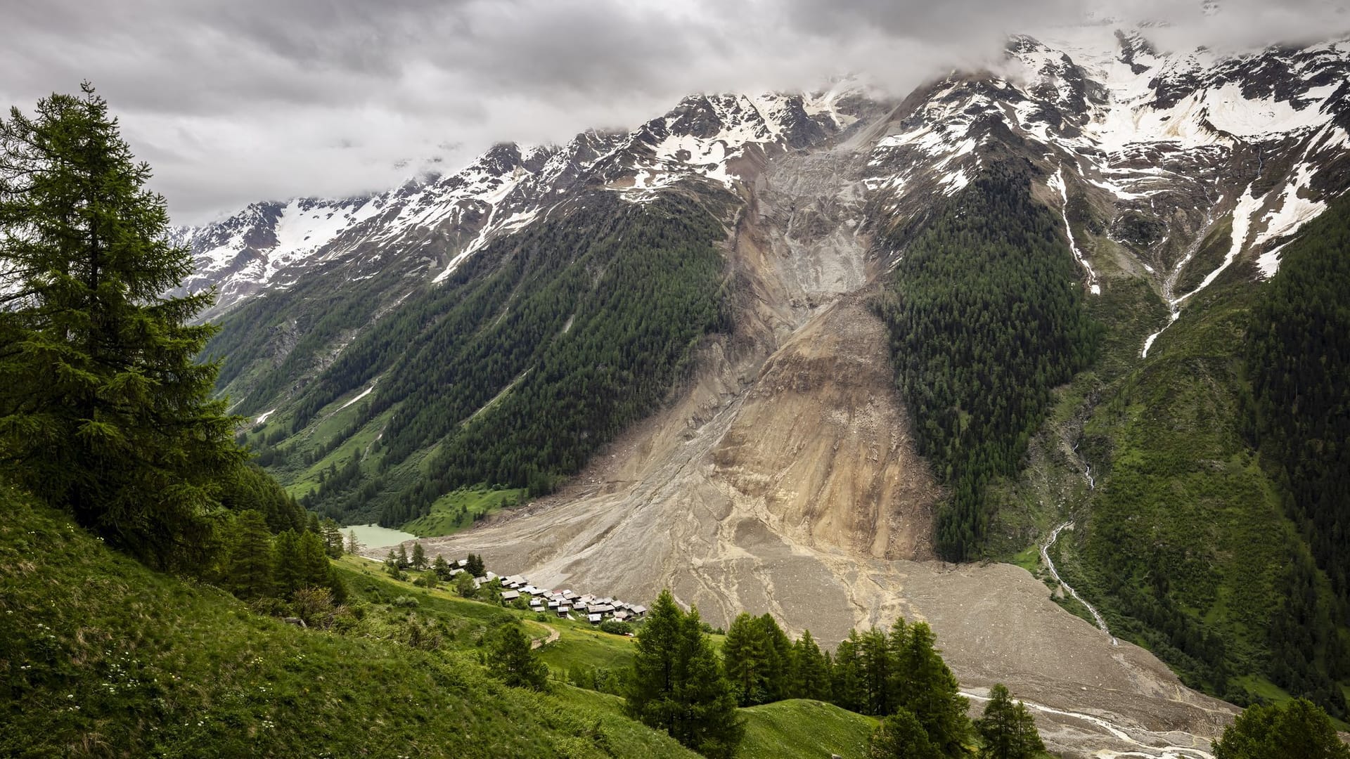 Nach Gletscherabbruch im Wallis Nach Gletscherabbruch im Wallis