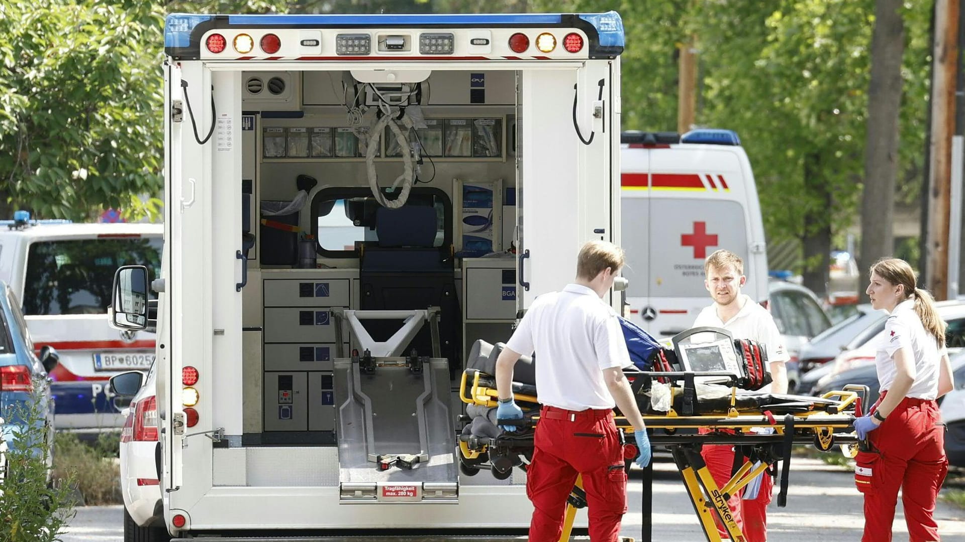 Sanitäter in der Nähe des Tatorts in Graz: Mindestens zehn Menschen sind tot, es gibt dutzende Verletzte.