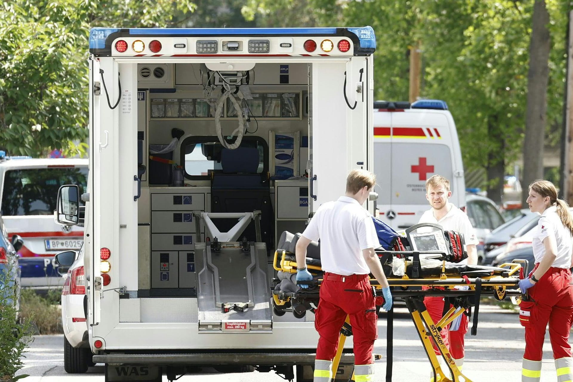 Sanitäter in der Nähe des Tatorts in Graz: Mindestens zehn Menschen sind tot, es gibt dutzende Verletzte.