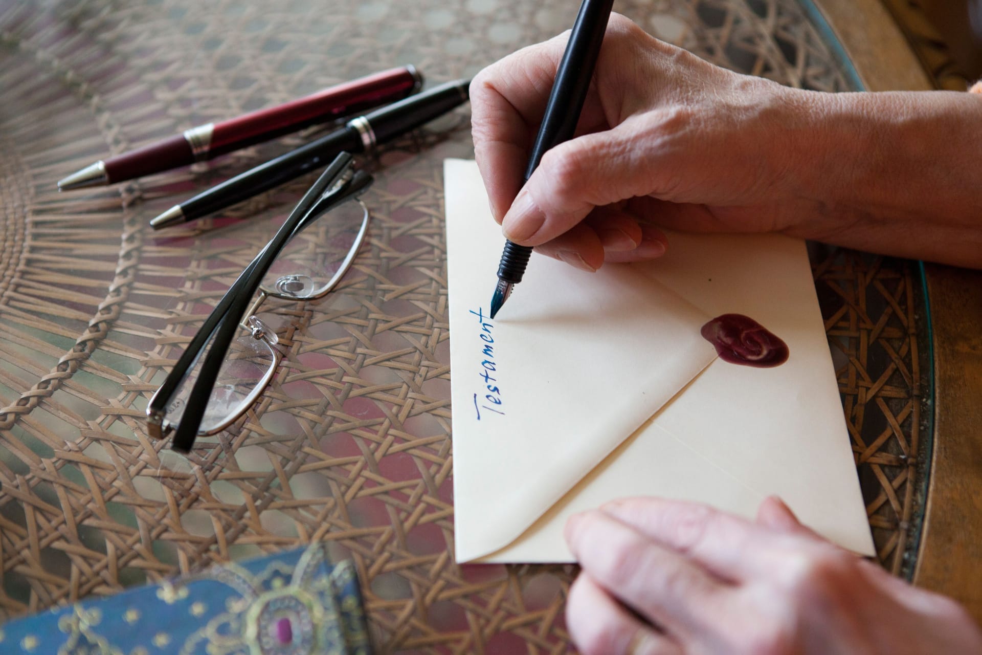 Testament: Das Dokument muss handschriftlich verfasst werden, damit es wirksam wird.