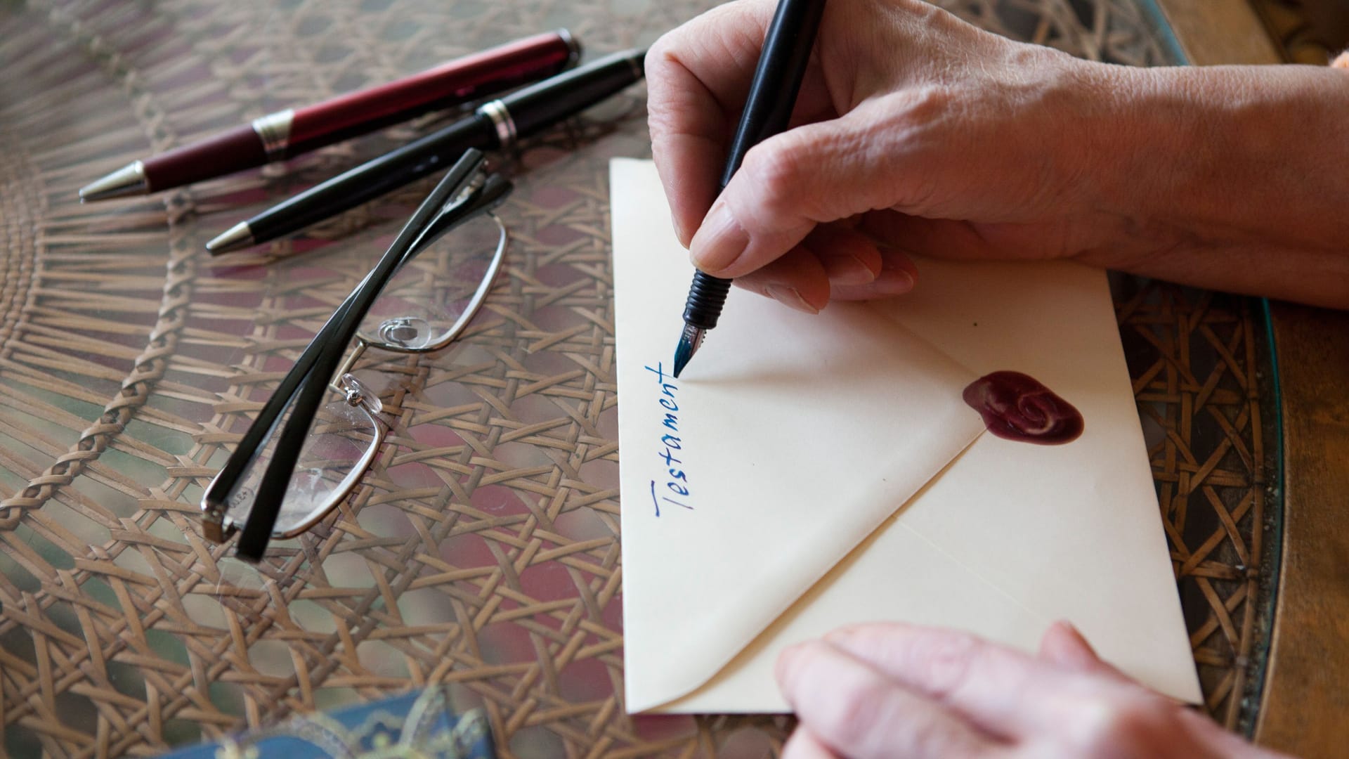 Testament: Das Dokument muss handschriftlich verfasst werden, damit es wirksam wird. Testament: Das Dokument muss handschriftlich verfasst werden, damit es wirksam wird.
