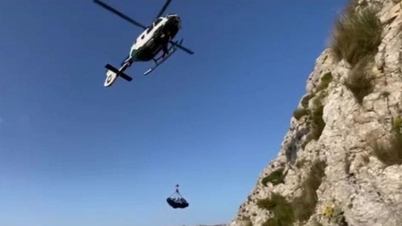 Ein Hubschrauber der Guardia Civil: Rettungskräfte bergen die Leiche eine deutschen Wanderin auf Mallorca.