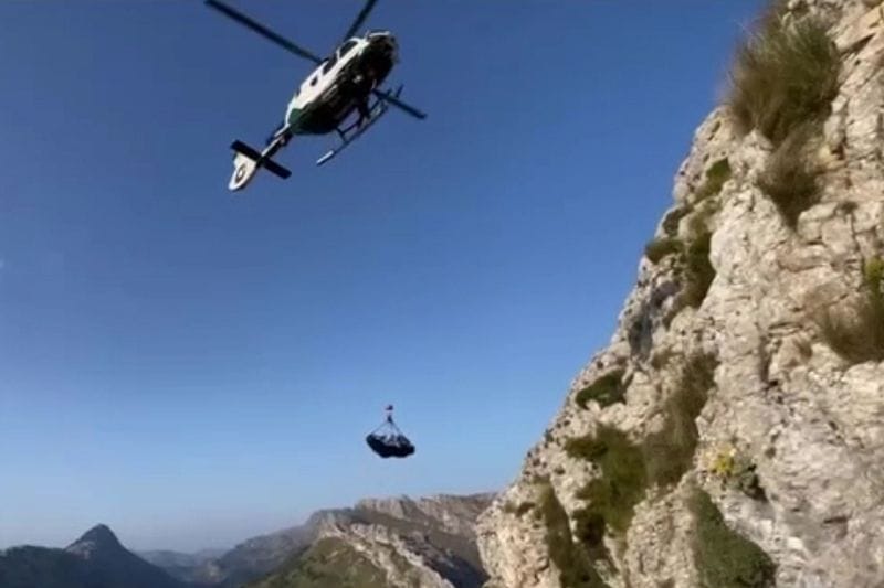 Ein Hubschrauber der Guardia Civil: Rettungskräfte bergen die Leiche eine deutschen Wanderin auf Mallorca.