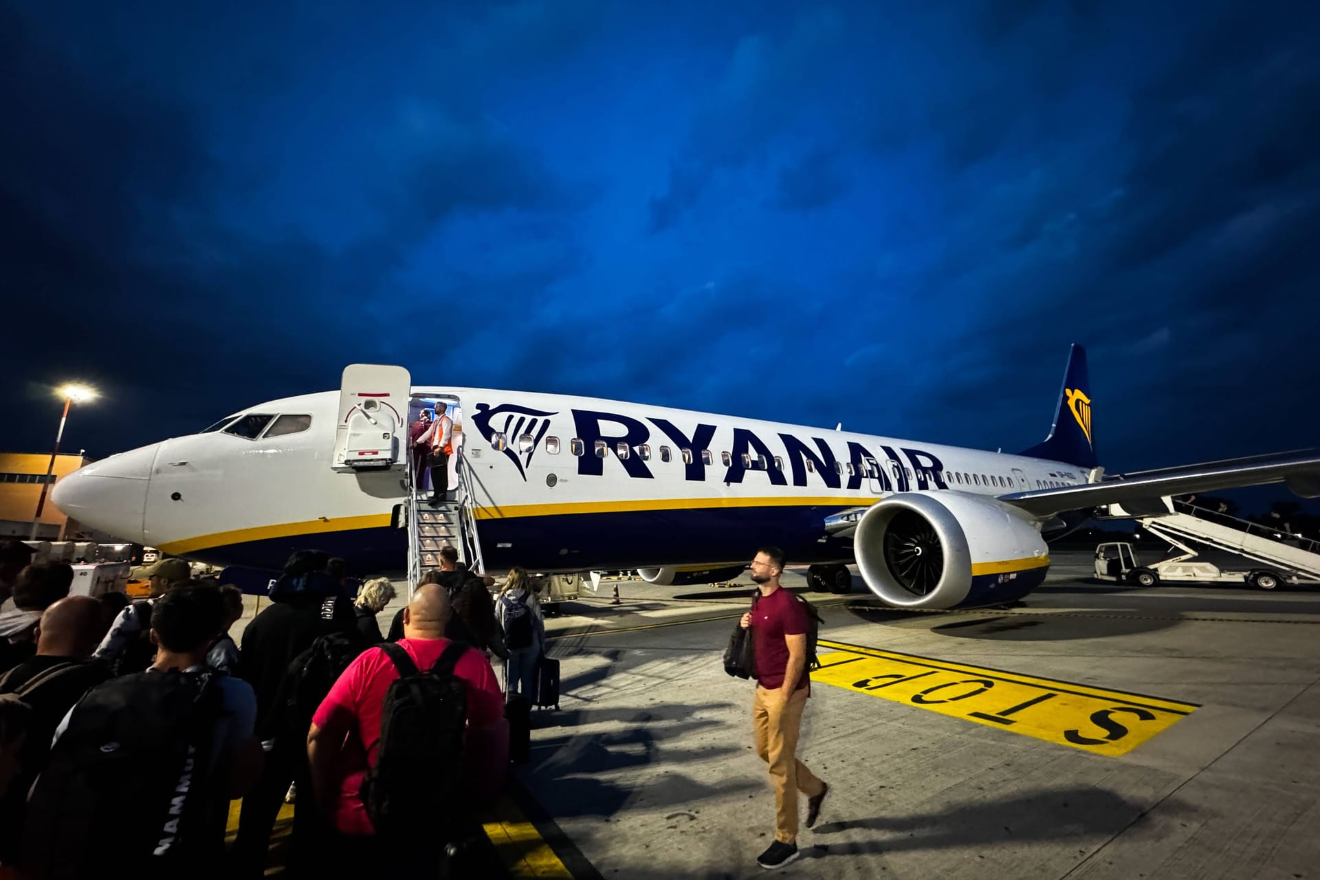 Passagiere vor einer Maschine von Ryanair (Symbolfoto): Am Mittwochabend kam es während eines Flugs über Bayern zu Turbulenzen.