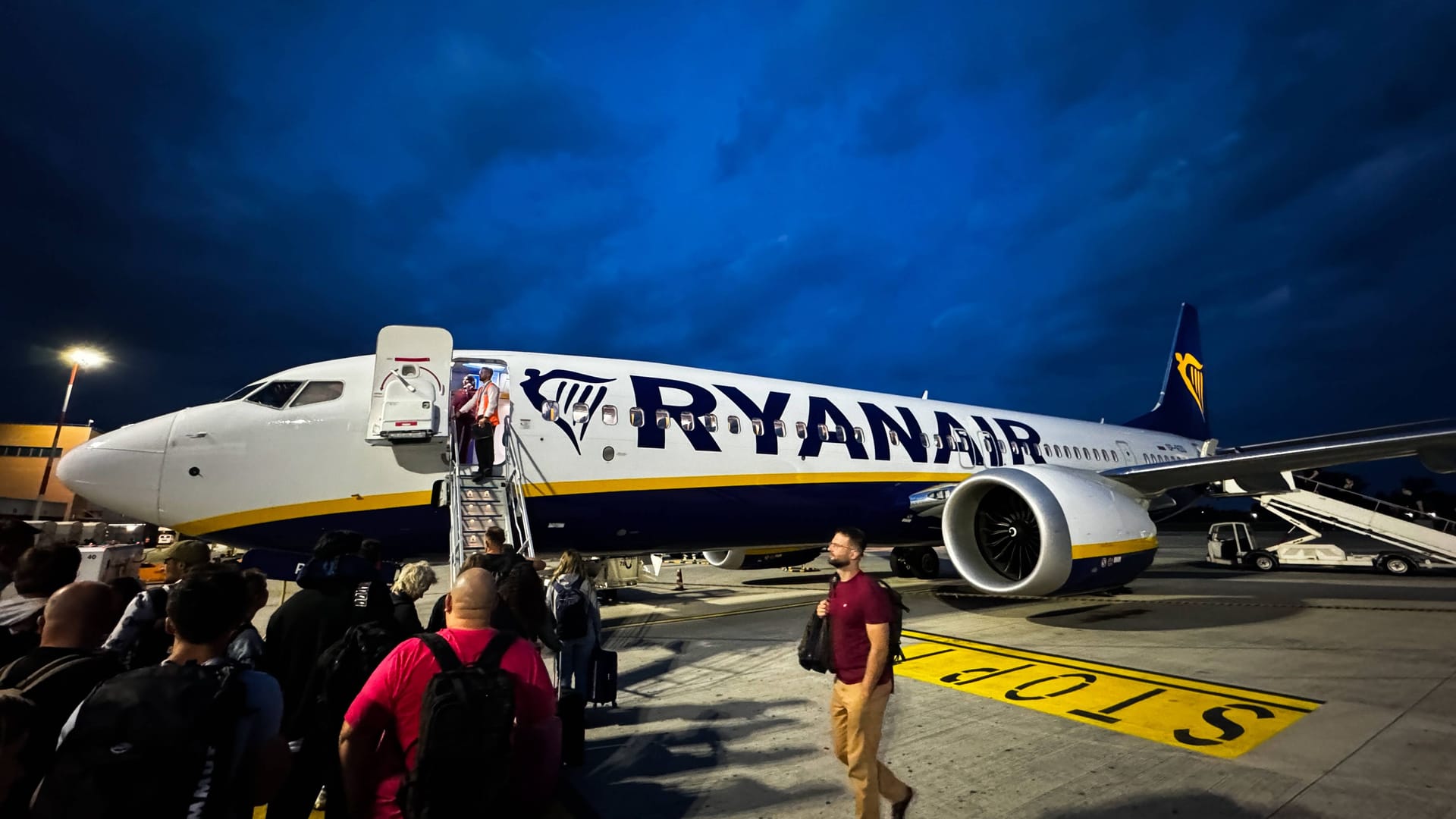 Passagiere vor einer Maschine von Ryanair (Symbolfoto): Am Mittwochabend kam es während eines Flugs über Bayern zu Turbulenzen.