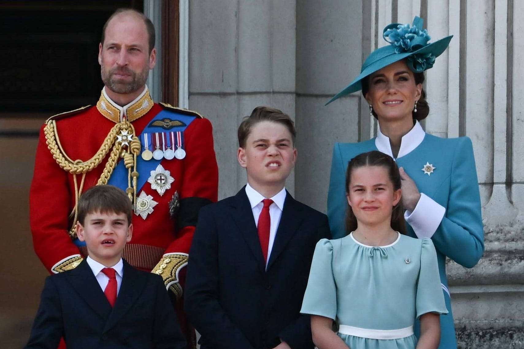 Prinz William und Prinzessin Kate mit ihren Kindern Prinz Louis (v.l.n.r.), Prinz George und Prinzessin Charlotte: Hier besucht die Familie die Parade "Trooping the Colour".