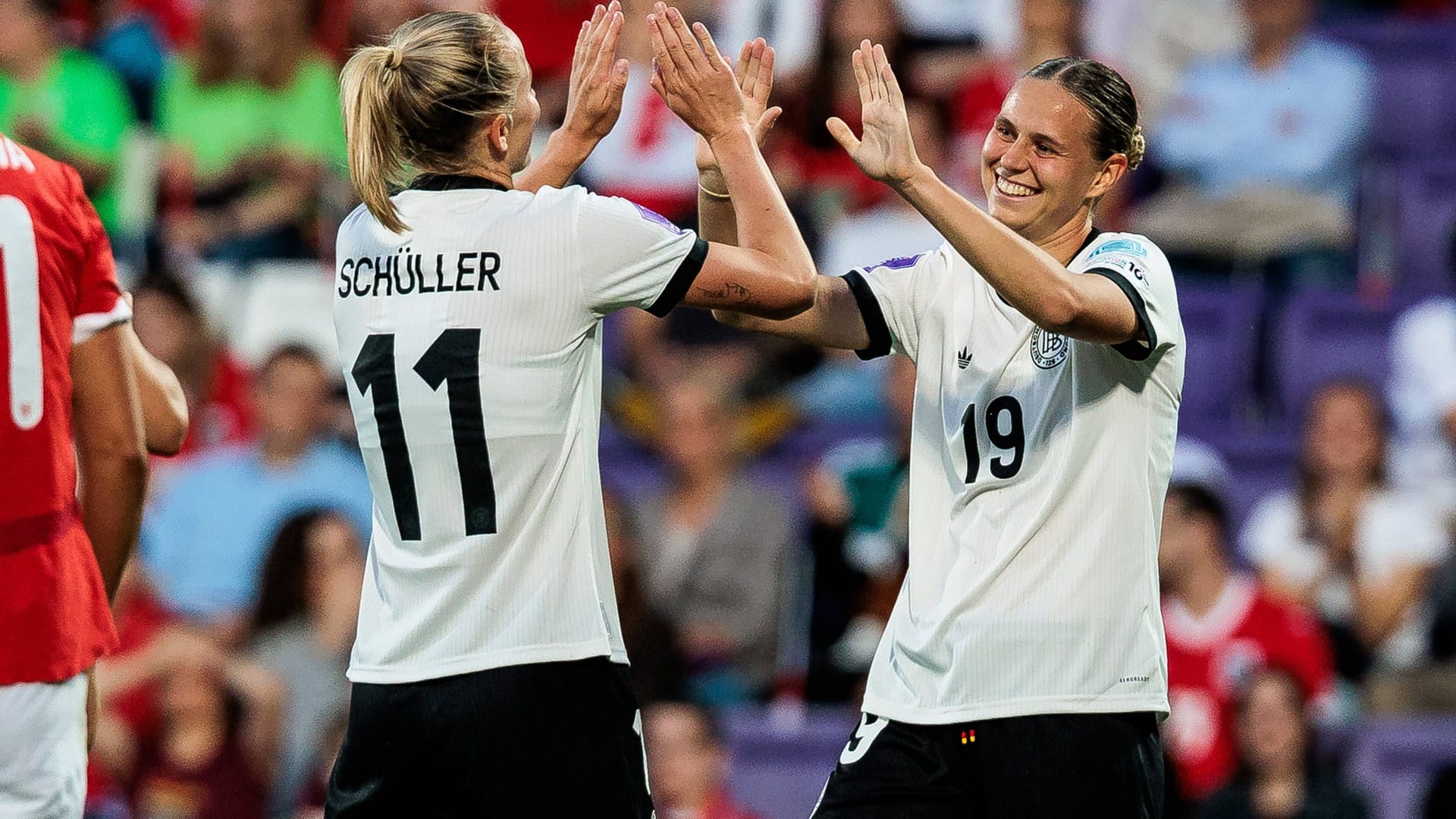 Die Generalprobe vor der EM ist geglückt. Deutschlands 6:0 gegen Österreich versprach dabei eine Halbzeit voller Tore – aber auch unerwartete Fehler. Während einige Spielerinnen regelrecht aufblühten, erwischte eine eigentliche Leistungsträgerin hingegen einen Tag zum Vergessen. Die Einzelkritik.