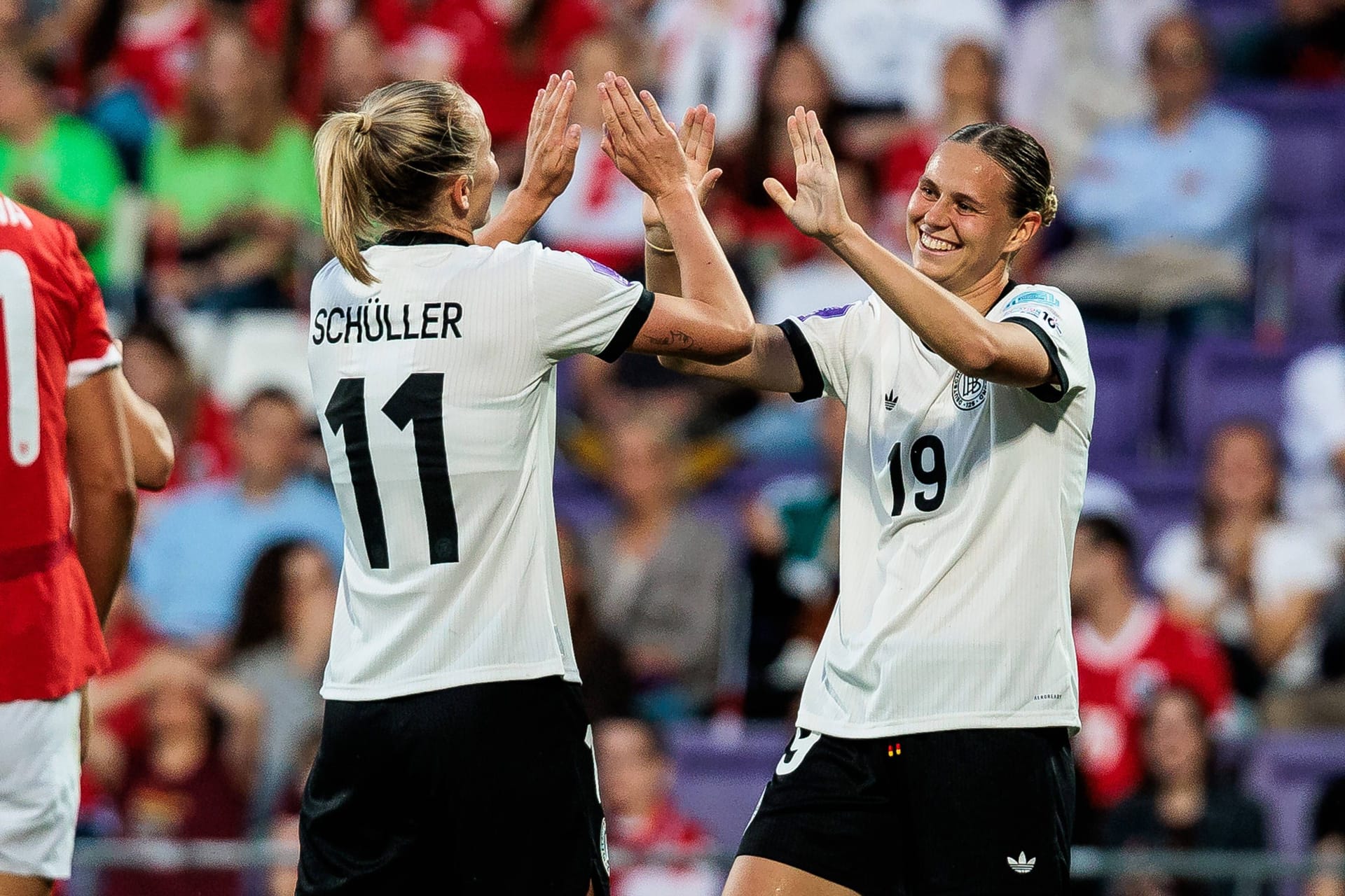 Die Generalprobe vor der EM ist geglückt. Deutschlands 6:0 gegen Österreich versprach dabei eine Halbzeit voller Tore – aber auch unerwartete Fehler. Während einige Spielerinnen regelrecht aufblühten, erwischte eine eigentliche Leistungsträgerin hingegen einen Tag zum Vergessen. Die Einzelkritik. Die Generalprobe vor der EM ist geglückt. Deutschlands 6:0 gegen Österreich versprach dabei eine Halbzeit voller Tore – aber auch unerwartete Fehler. Während einige Spielerinnen regelrecht aufblühten, erwischte eine eigentliche Leistungsträgerin hingegen einen Tag zum Vergessen. Die Einzelkritik.