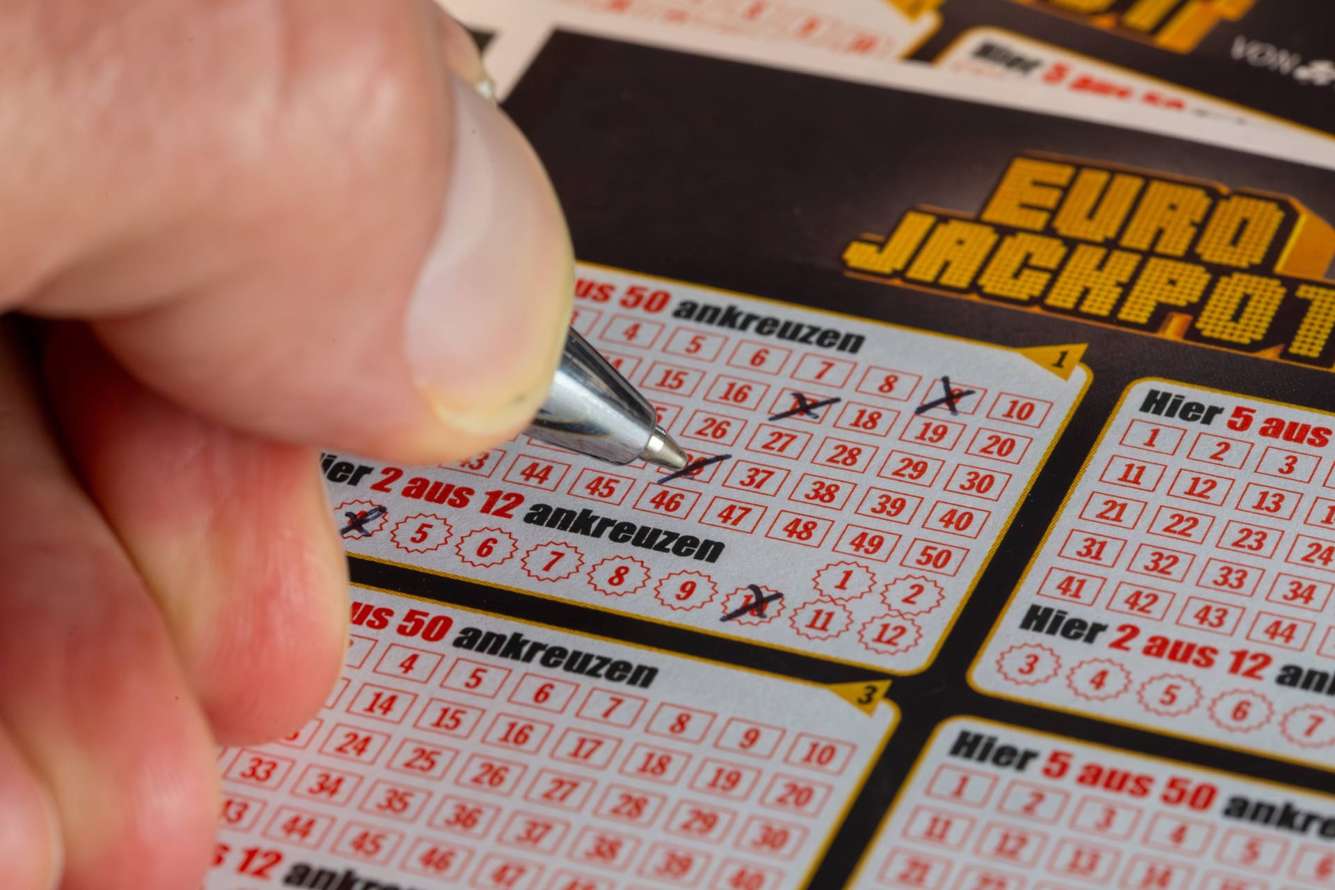 Spieler kreuzt Zahlen beim Eurojackpot an (Symbolfoto): Ein Glückspilz aus Bayern ist am Dienstagabend um rund 40,6 Millionen Euro reicher geworden.