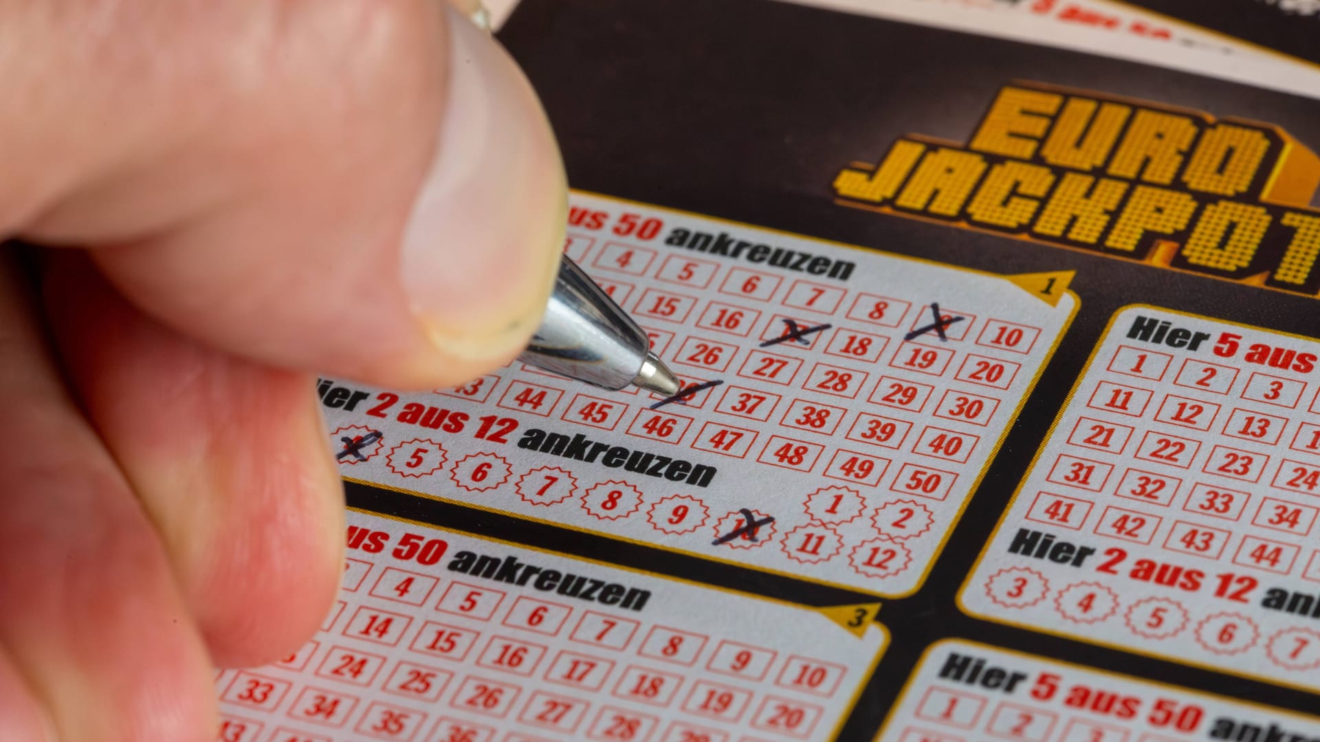 Spieler kreuzt Zahlen beim Eurojackpot an (Symbolfoto): Ein Glückspilz aus Bayern ist am Dienstagabend um rund 40,6 Millionen Euro reicher geworden.