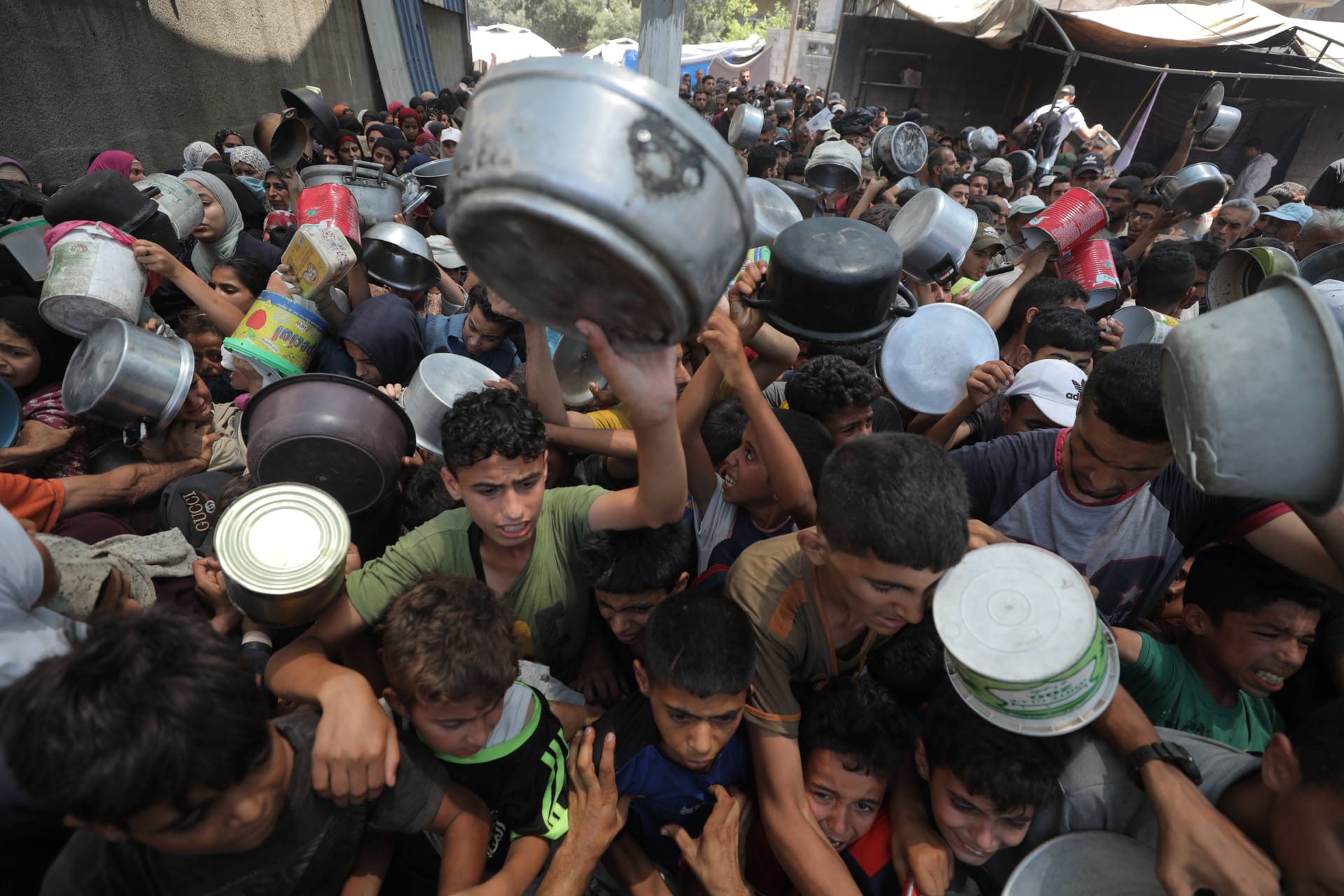 Hungernde Menschen in Gaza warten auf Essen: Israelische Soldaten sollen gezielt auf unbewaffnete Zivilisten an Essensausgaben geschossen haben.