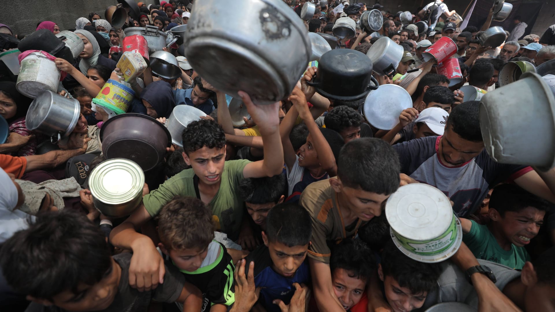 Hungernde Menschen in Gaza warten auf Essen: Israelische Soldaten sollen gezielt auf unbewaffnete Zivilisten an Essensausgaben geschossen haben.