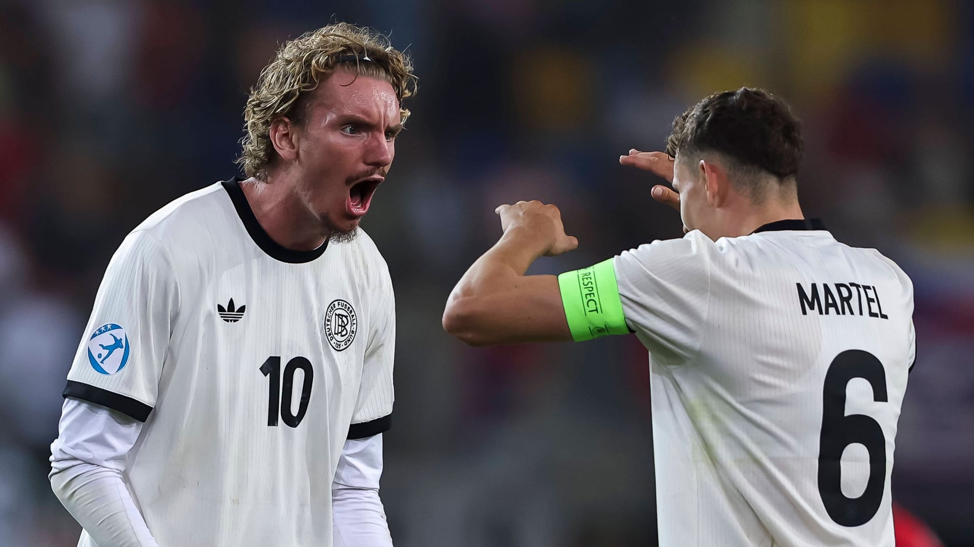 Nick Woltemade (l.) klatscht mit Eric Martel ab: Der Stürmer ist derzeit mit der deutschen U21 bei der EM unterwegs.