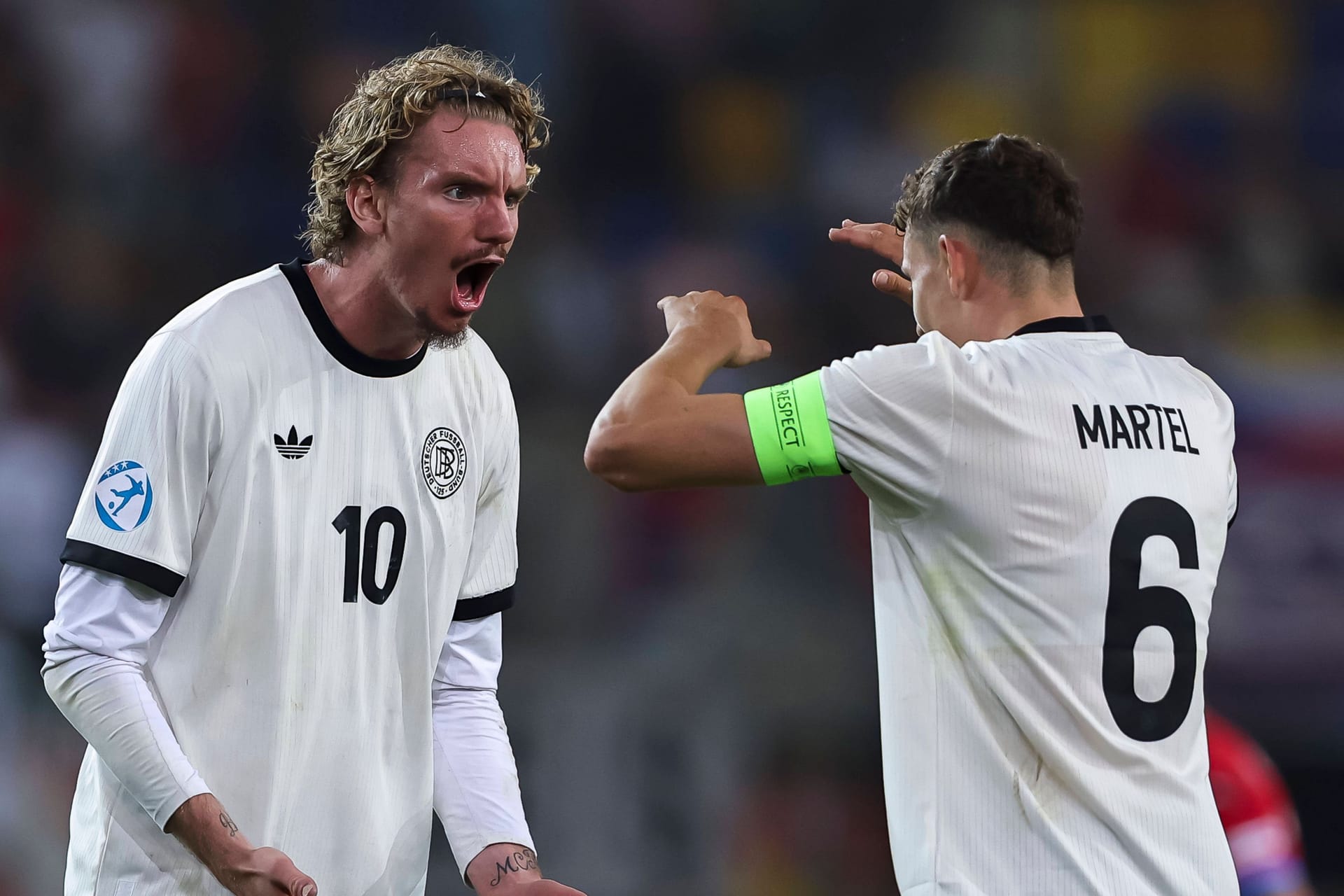 Nick Woltemade (l.) klatscht mit Eric Martel ab: Der Stürmer ist derzeit mit der deutschen U21 bei der EM unterwegs.