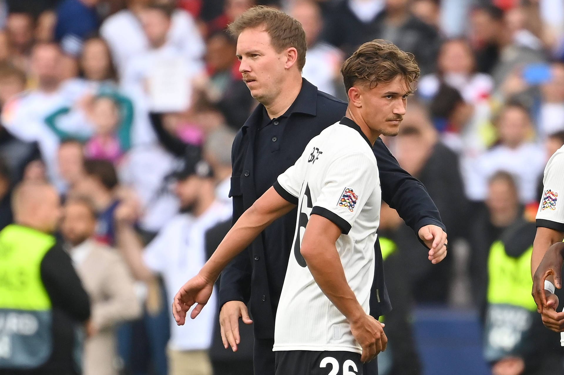 Julian Nagelsmann (l.) neben Tom Bischof: Der Bundestrainer zog auch positive Schlüsse trotz der Pleite.