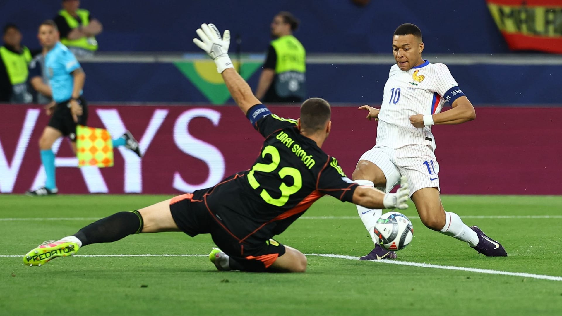 Erste Großchance: Frankreichs Mbappé (r.) scheitert an Spaniens Torwart Simon.