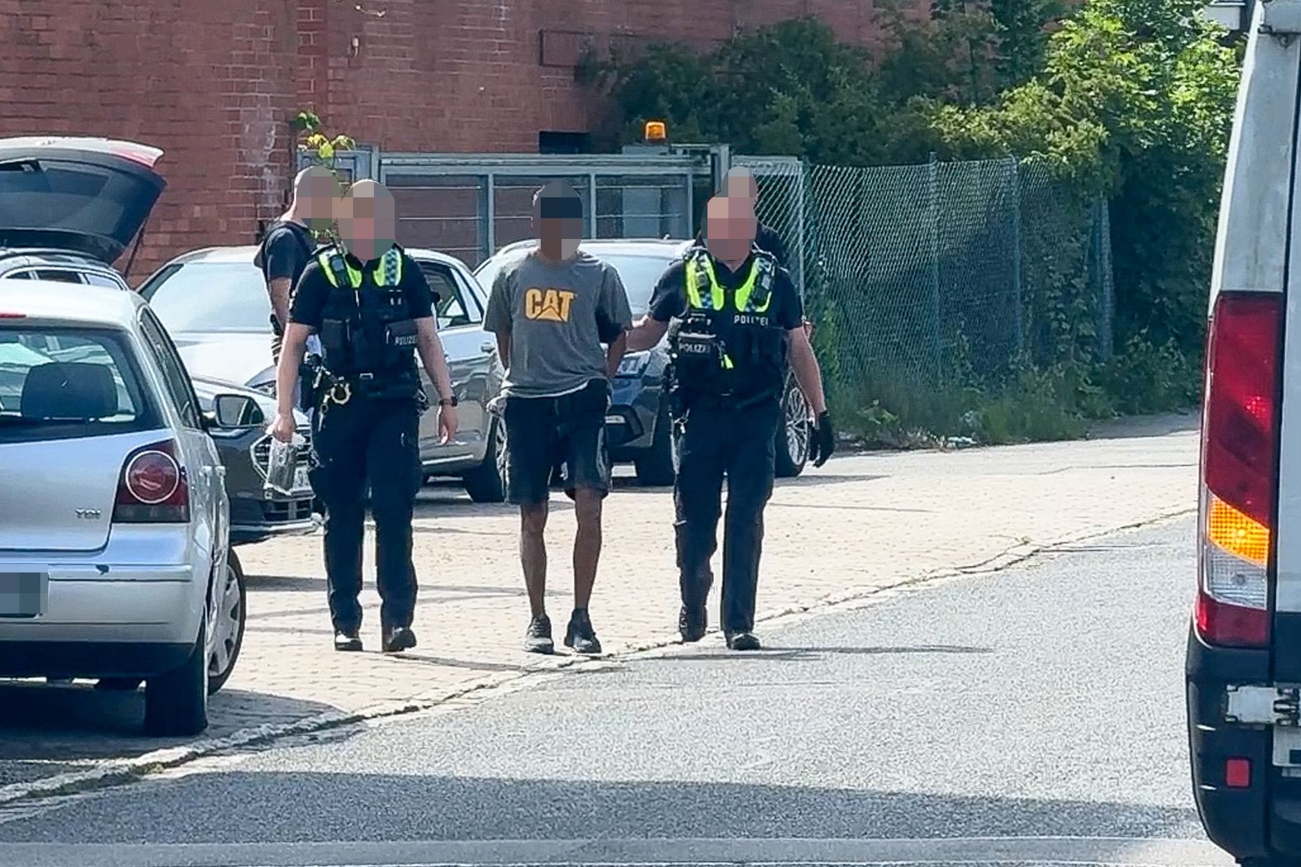 Polizeibeamte nehmen einen Tatverdächtigen fest: Eine Gruppe soll versucht haben, tonnenweise Kokain über den Hamburger Hafen einzuführen.