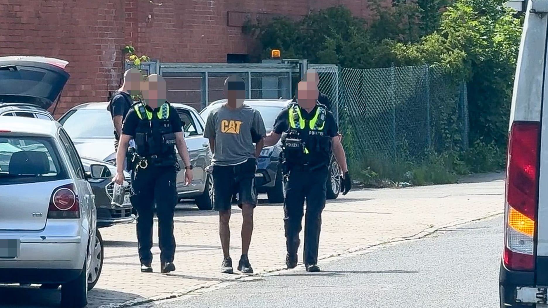 Polizeibeamte nehmen einen Tatverdächtigen fest: Eine Gruppe soll versucht haben, tonnenweise Kokain über den Hamburger Hafen einzuführen.