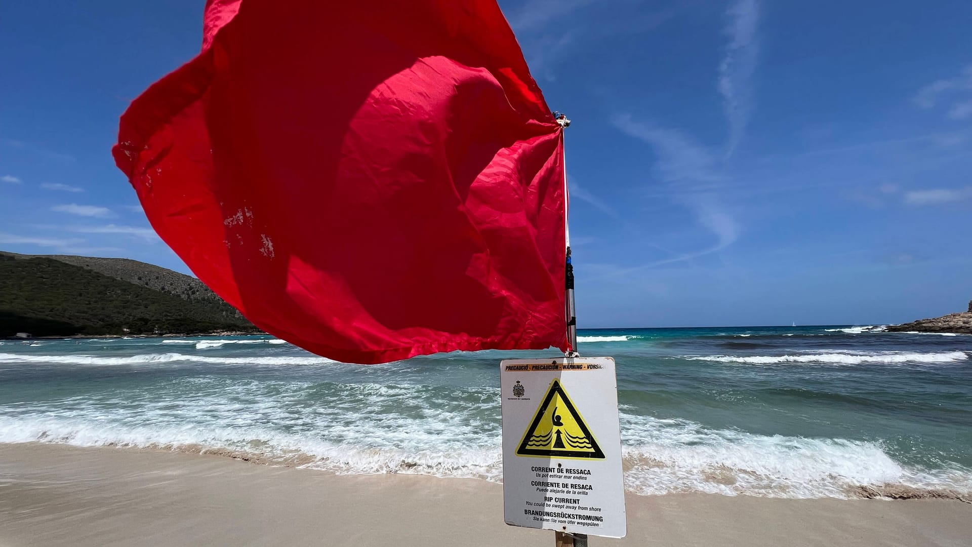 Die rote Flagge weht an einem Strand auf Mallorca (Symbolbild): Für Badegäste bedeutet das akute Gefahr.