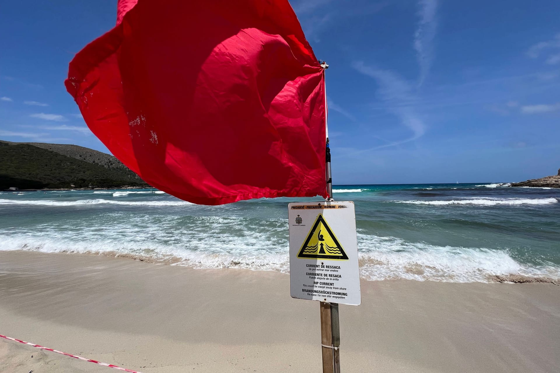 Die rote Flagge weht an einem Strand auf Mallorca (Symbolbild): Für Badegäste bedeutet das akute Gefahr.