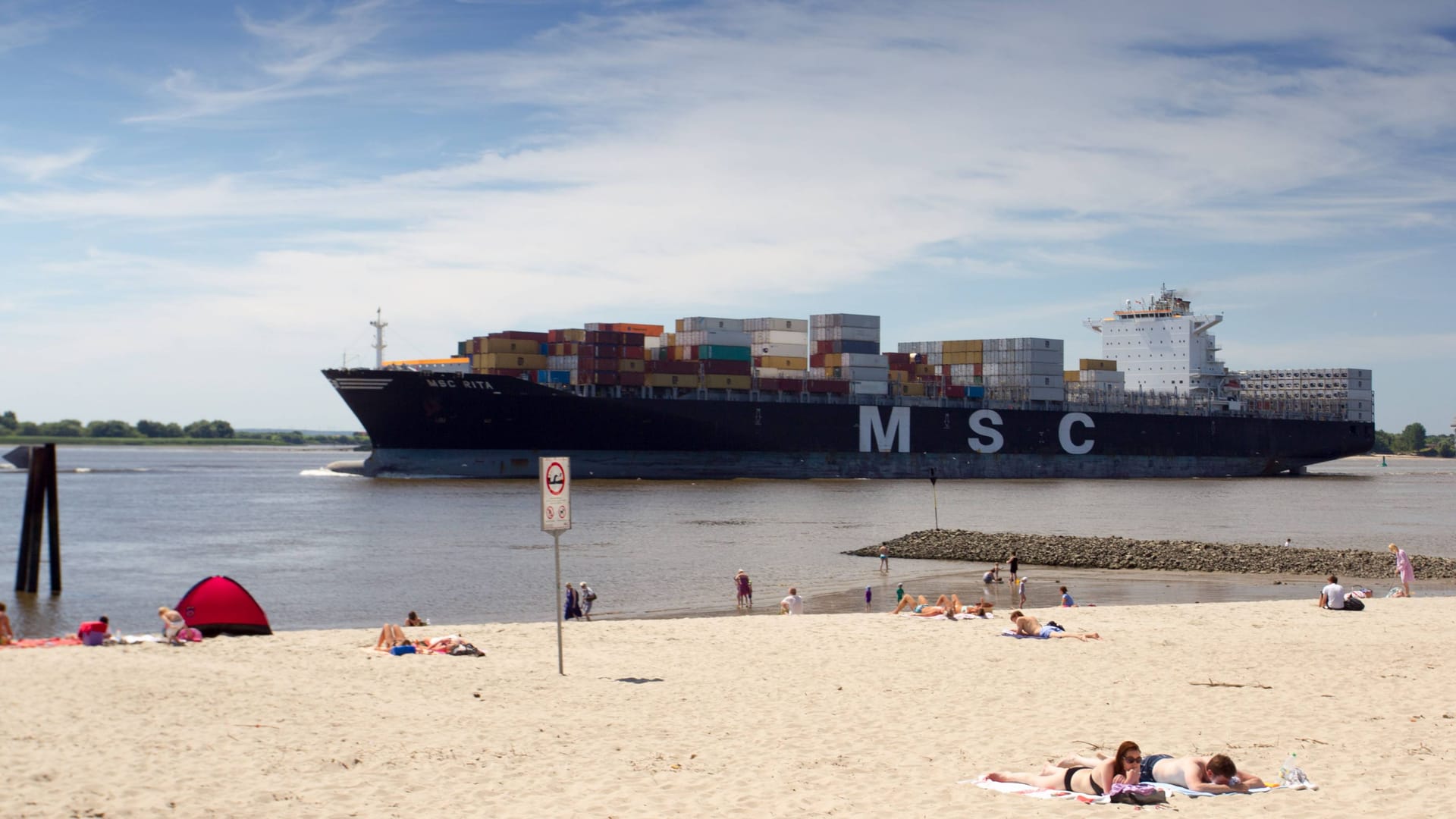 Elbstrand in Hamburg: Der Schiffsverkehr kann für Badegäste gefährlich sein.
