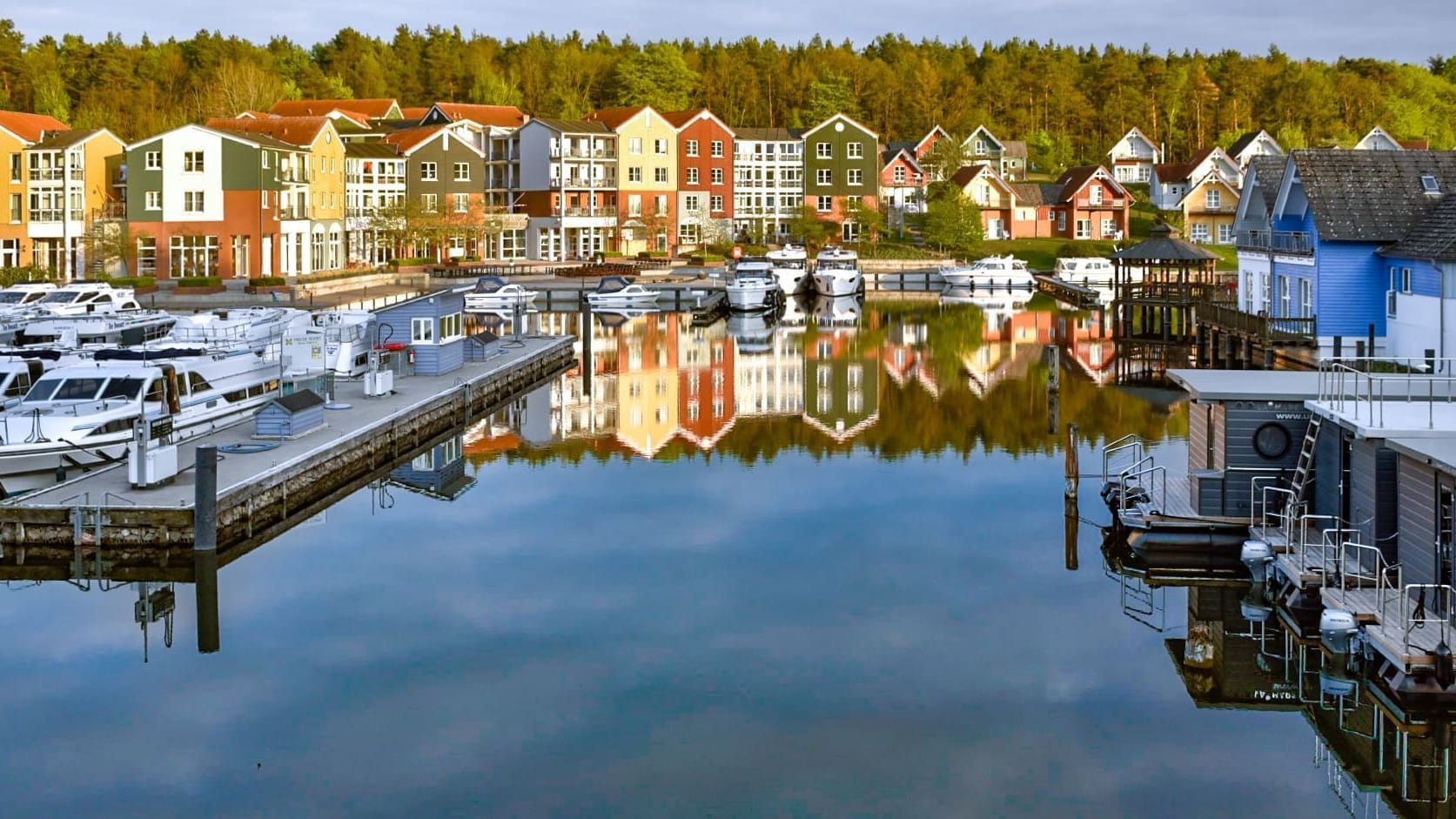 Genießen Sie Entspannung und Kulinarik und entdecken Sie jetzt das Angebot für einen Kurzurlaub im "Precise Resort Marina Wolfsbruch".