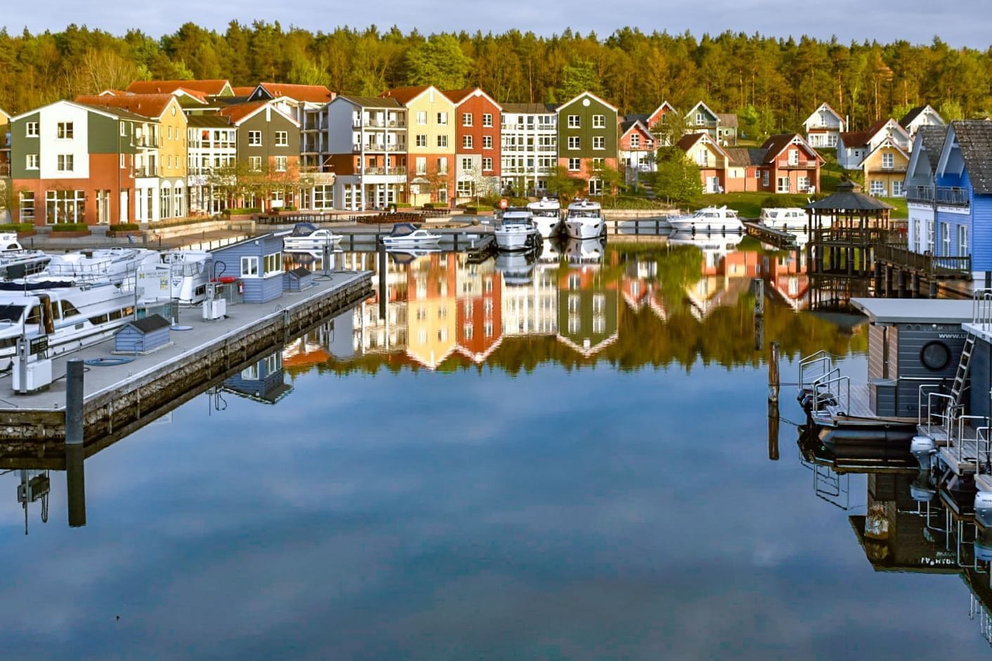 Genießen Sie Entspannung und Kulinarik und entdecken Sie jetzt das Angebot für einen Kurzurlaub im "Precise Resort Marina Wolfsbruch".