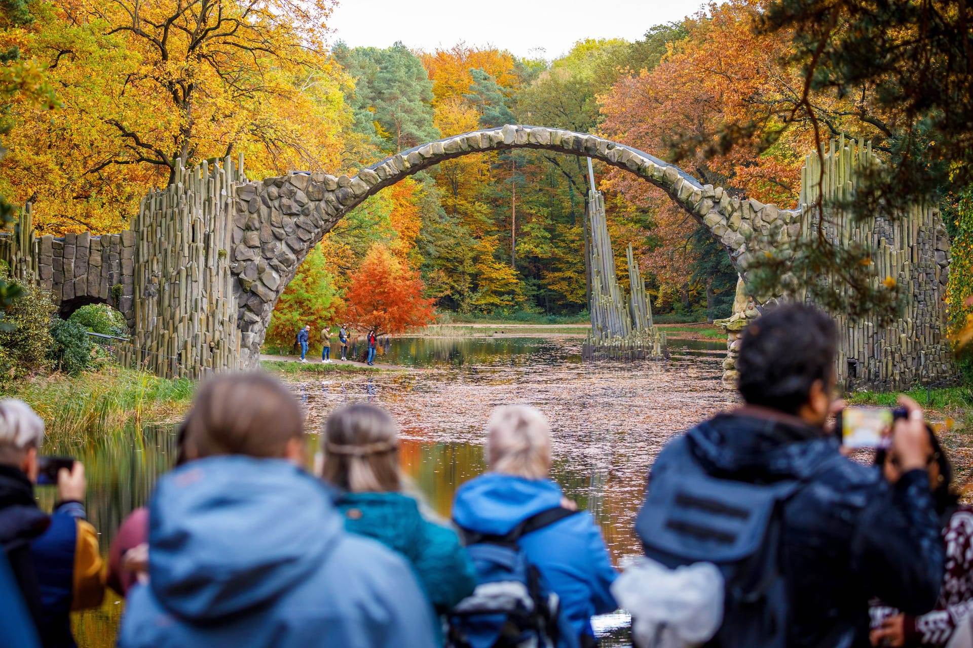 Touristen drängen sich um das beliebte Fotomotiv (Archivbild):